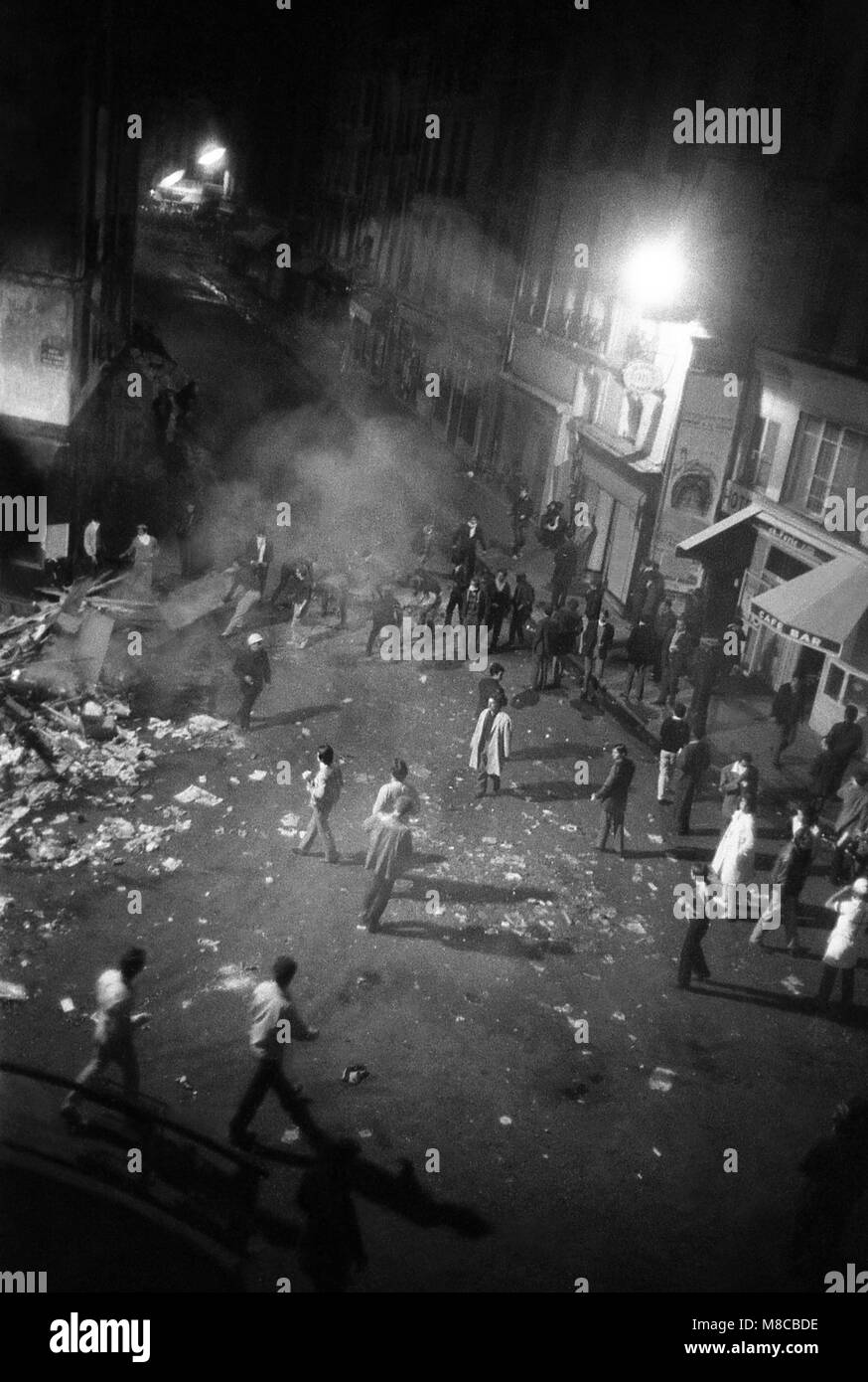 Philippe Gras / Le Pictorium -  May 68 -  1968  -  France / Ile-de-France (region) / Paris  -  Night gathering in the streets of Paris Stock Photo