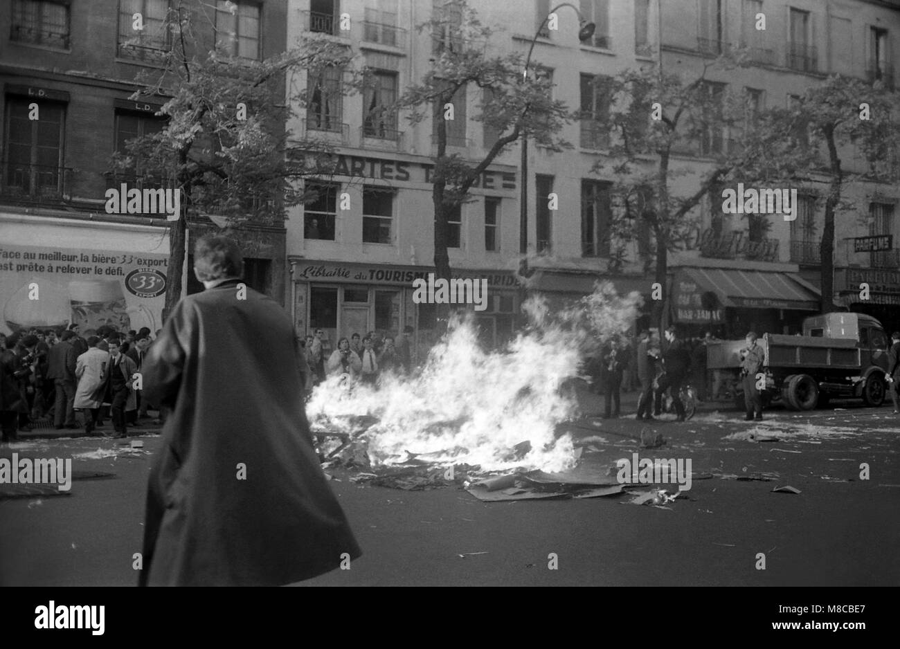 Philippe Gras / Le Pictorium -  May 1968 -  1968  -  France / Ile-de-France (region) / Paris  -  Bd.Saint-Germain at the rue de Seine protesters set fire to a barricade Stock Photo
