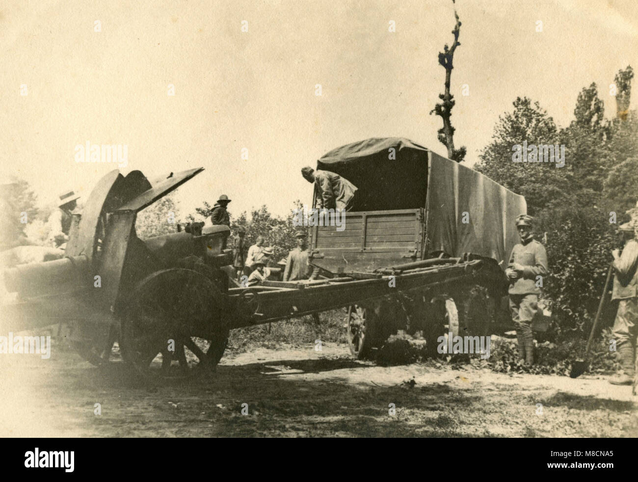 Italian Army soldiers moneuvering a cannon, 1910s Stock Photo