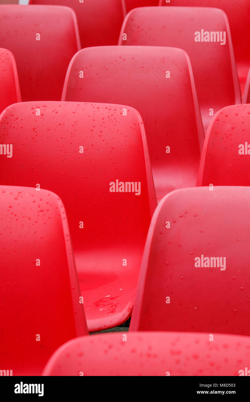 Empty theatre seats hi-res stock photography and images - Alamy