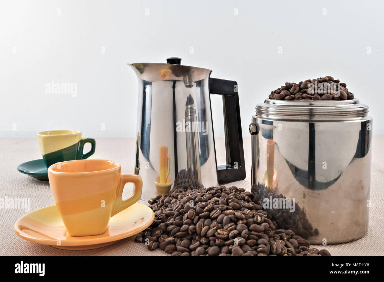 Caffè in chicchi con caffettiera e macinacaffè manuale vintage Foto stock -  Alamy