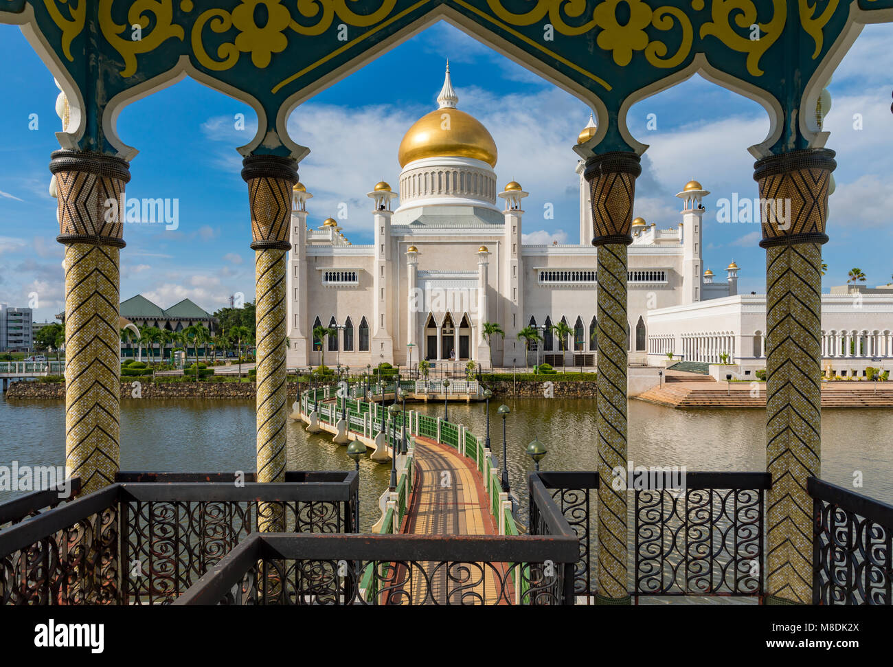 brunei-darussalam-bandar-seri-begawan-sultan-omar-ali-saifuddien-mosque