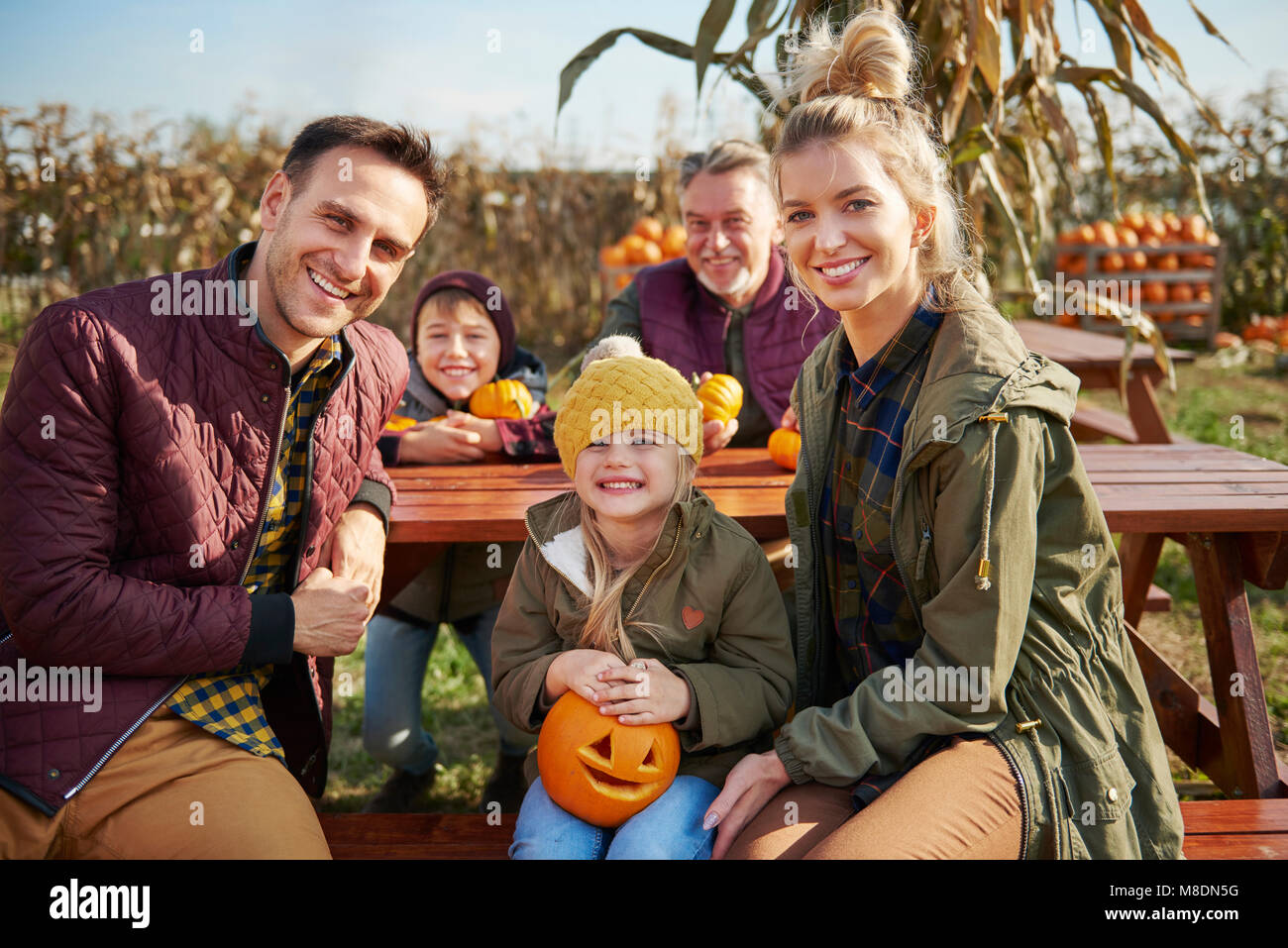 Family at picnic table hi-res stock photography and images - Alamy