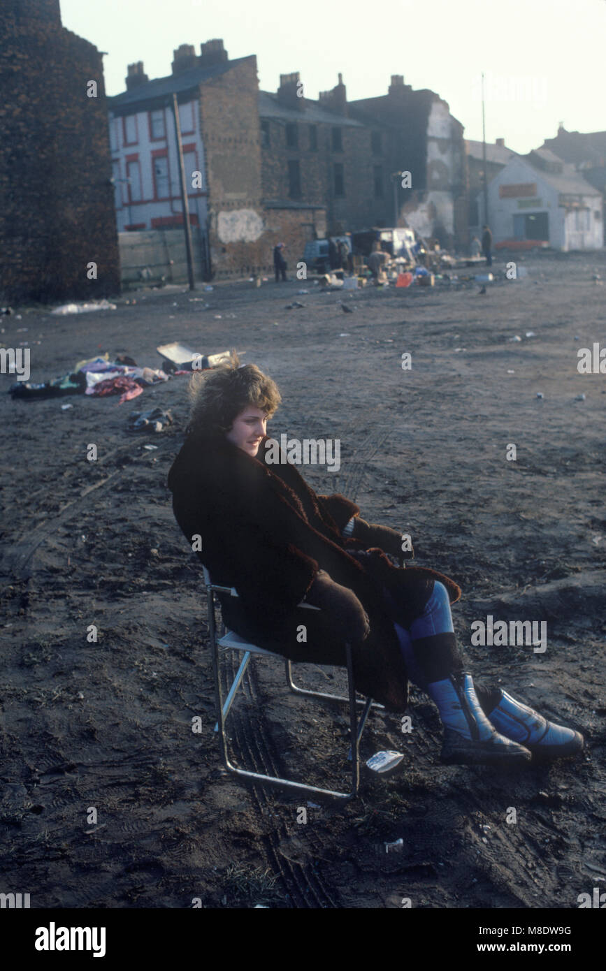 Poverty Uk 1980s England. Liverpool wasteland, houses have been knocked down in Everton ongoing slum clearance. Woman had been selling stuff in a flea market on this temporary site. 1983 UK HOMER SYKES Stock Photo
