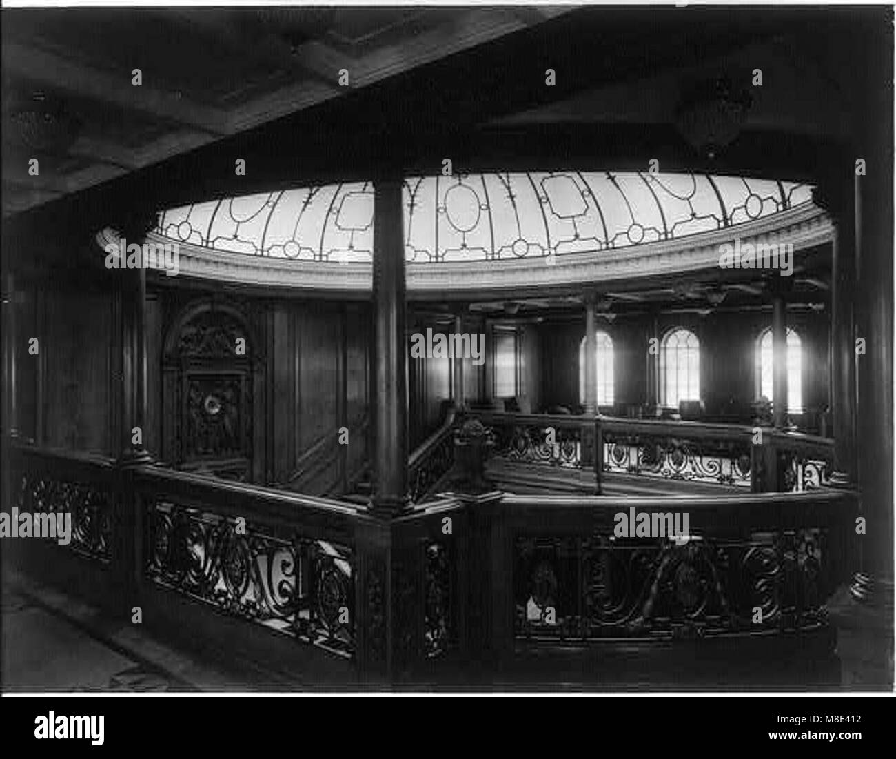 The main stairway on the R.M.S. Olympic) - William H. Rau, Philada LCCN2002721350 Stock Photo