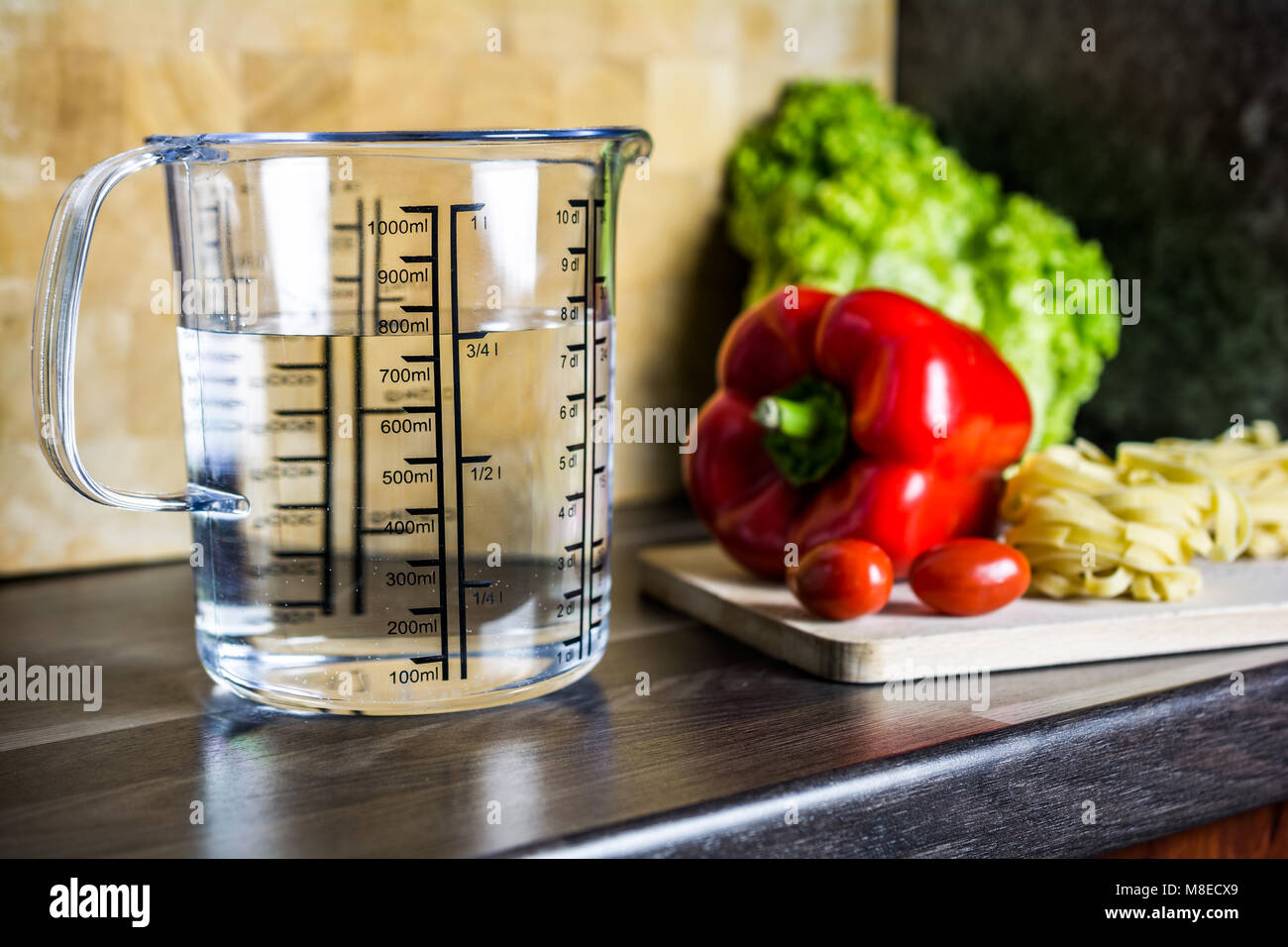 750ccm / 3/4 Liter / 750ml Of Water In A Measuring Cup On A Kitchen Counter  With Food Stock Photo - Alamy