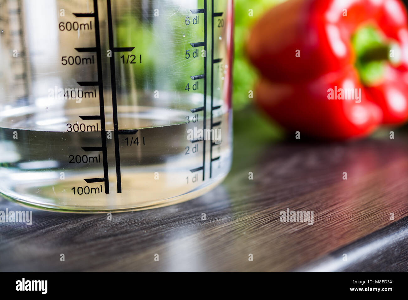 250ccm / 1/4 Liter / 250ml Of Water In A Measuring Cup On A Kitchen Counter  With Food Stock Photo - Alamy