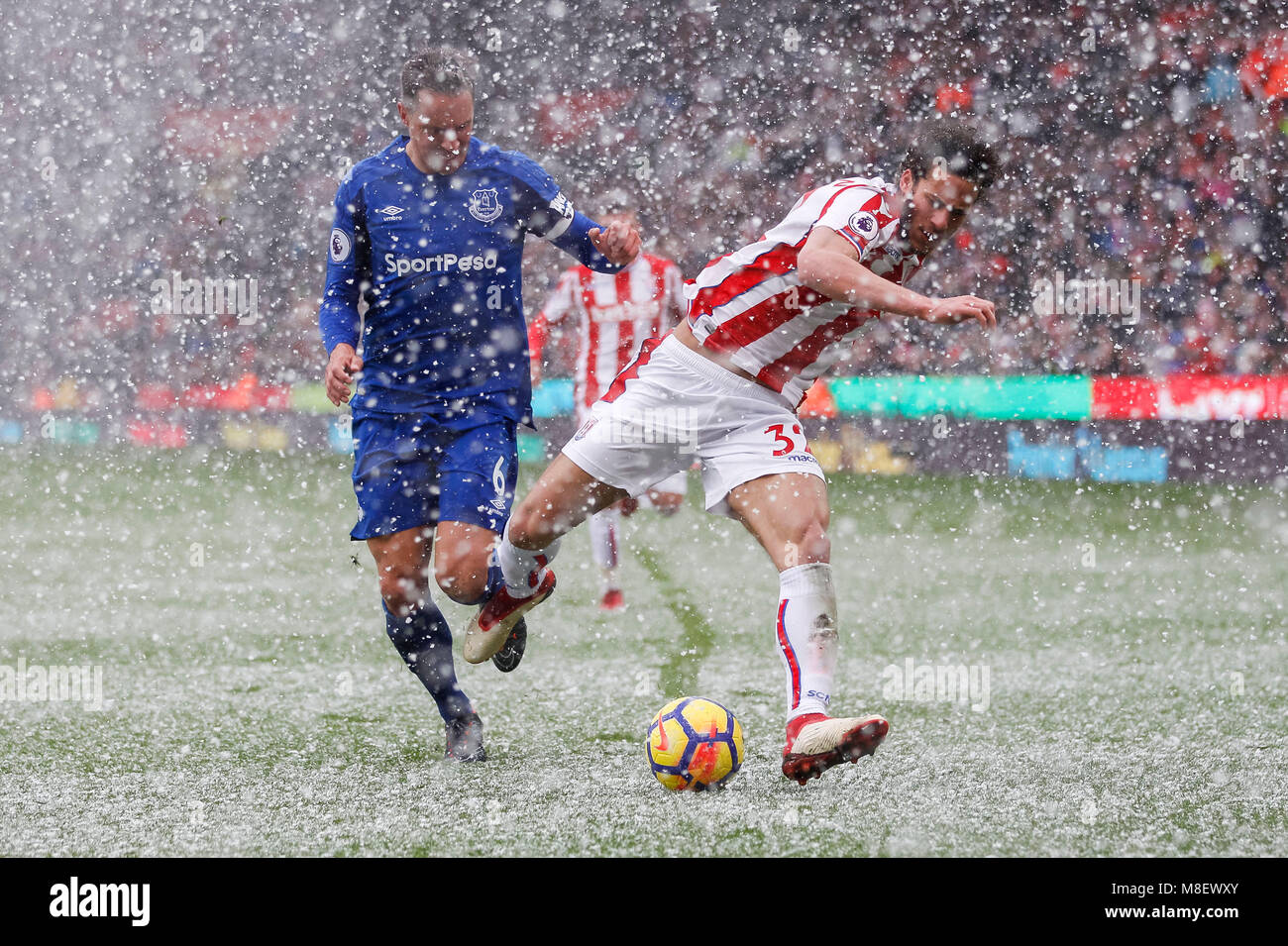 Stoke-on-Trent, UK, 17 Mar 2018. Phil Jagielka of Everton and Ramadan Sobhi of Stoke City compete for the ball during the Premier League match between Stoke City and Everton at Bet365 Stadium on March 17th 2018 in Stoke-on-Trent, England. (Photo by Daniel Chesterton/phcimages.com) Stock Photo