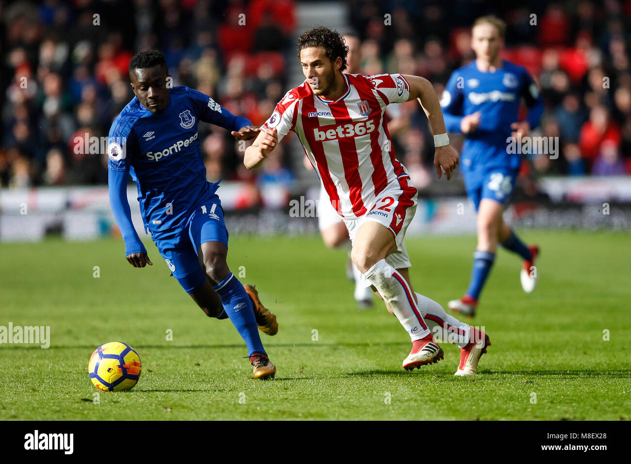Stoke-on-Trent, UK, 17 Mar 2018. Idrissa Gueye of Everton and Ramadan Sobhi of Stoke City during the Premier League match between Stoke City and Everton at Bet365 Stadium on March 17th 2018 in Stoke-on-Trent, England. (Photo by Daniel Chesterton/phcimages.com) Stock Photo
