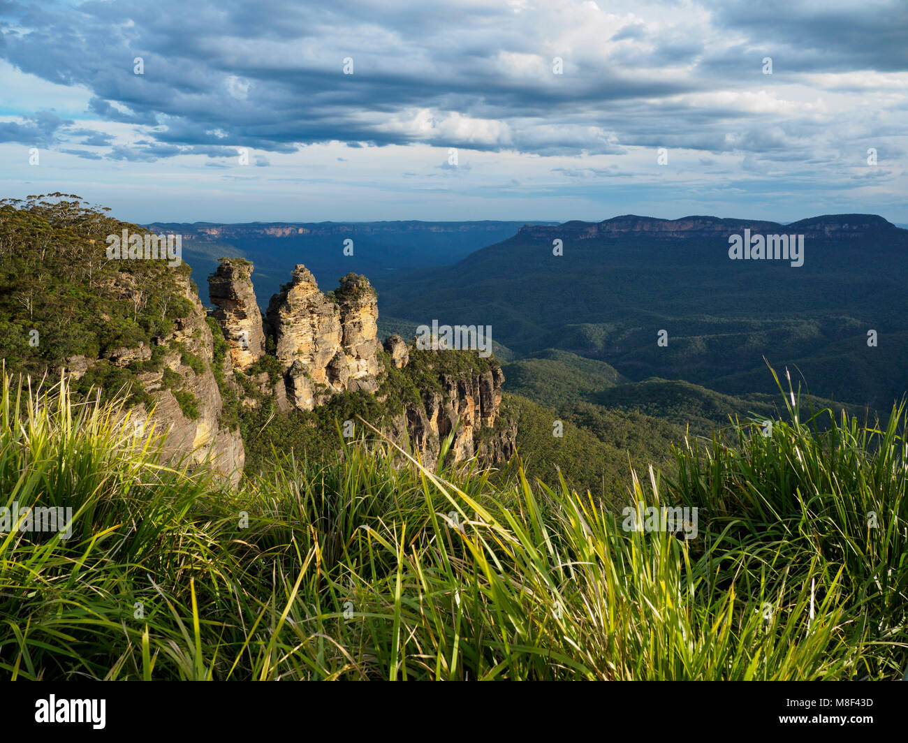 Australia, New South Wales, Blue Mountains, Landscape of Three Sisters and mountain range in background Stock Photo