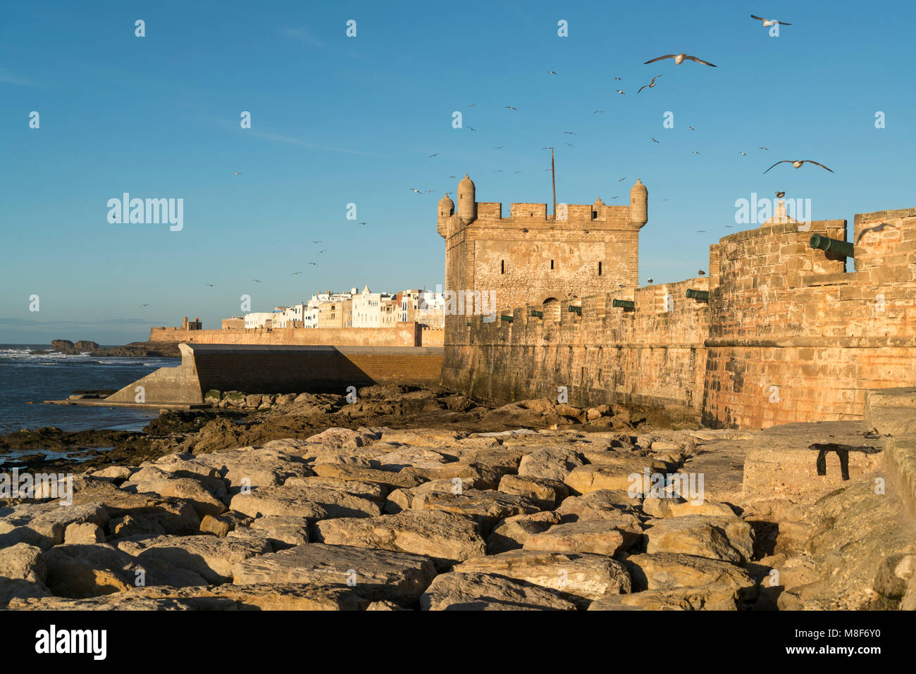 Hafenmauer mit Turm Scala du Port  der Küste in , Essaouira, Königreich Marokko, Afrika  |  harbour tower Scala du Port  on the coast in Essaouira, Ki Stock Photo