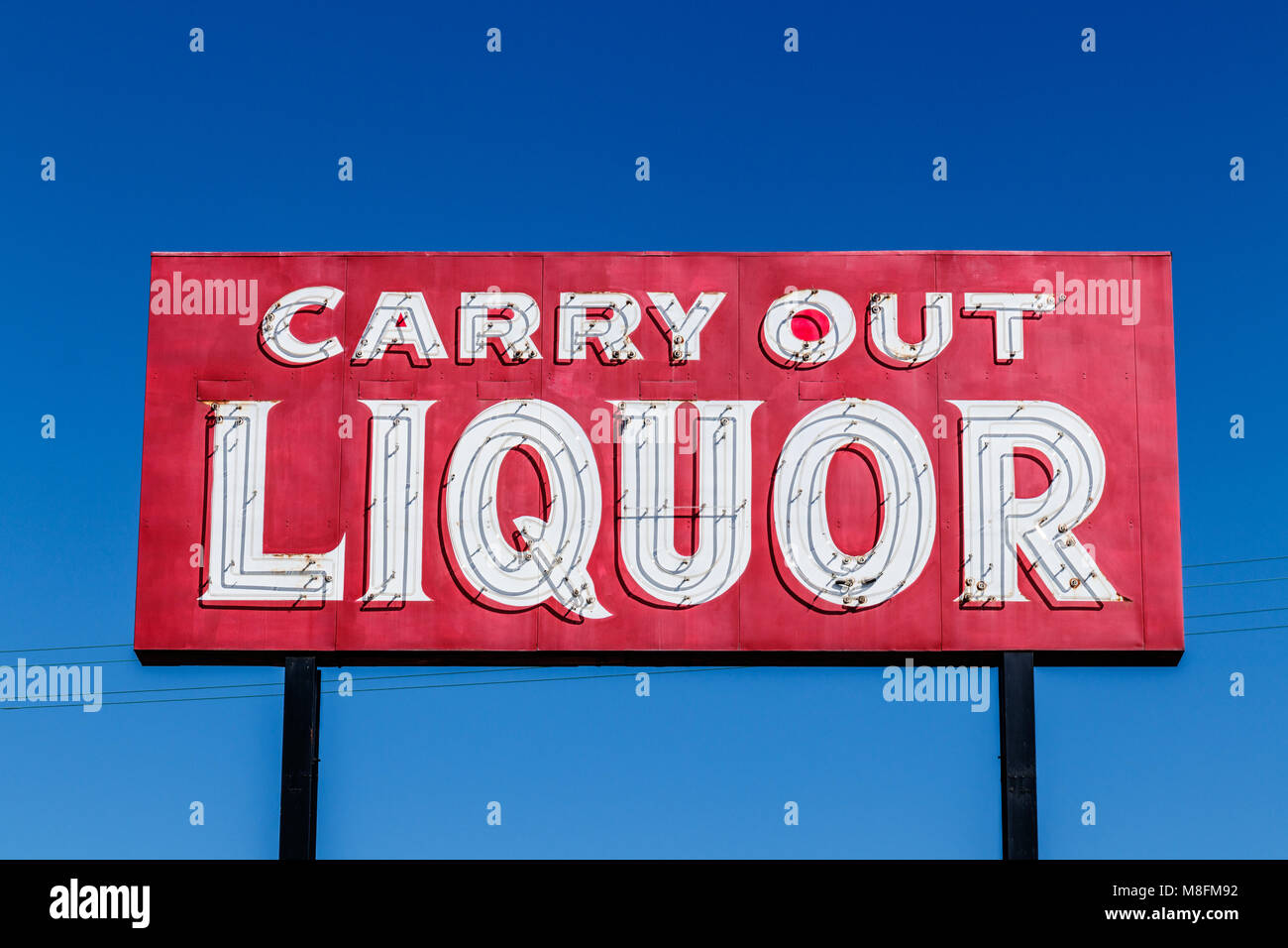 Красные таблички Унесенные. Алкоголь неон. Liquor Store Road sign.