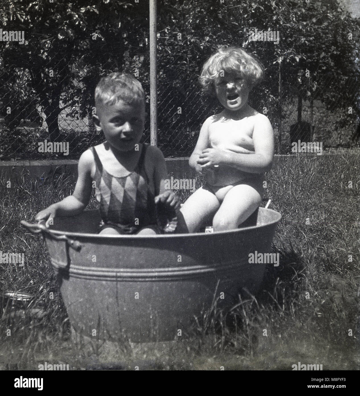 Oval shaped bath hires stock photography and images Alamy