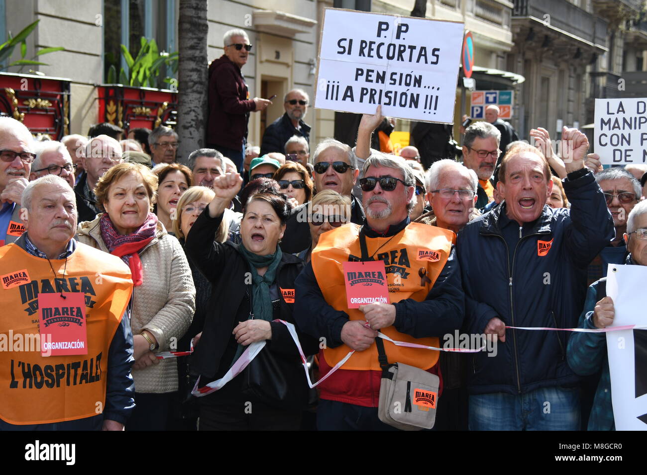 Barcelona Cataluña España, los jubilados  y pensionistas de Cataluña se manifiesta por las calles de Barcelona para pedir unas pensiones mas justas Stock Photo
