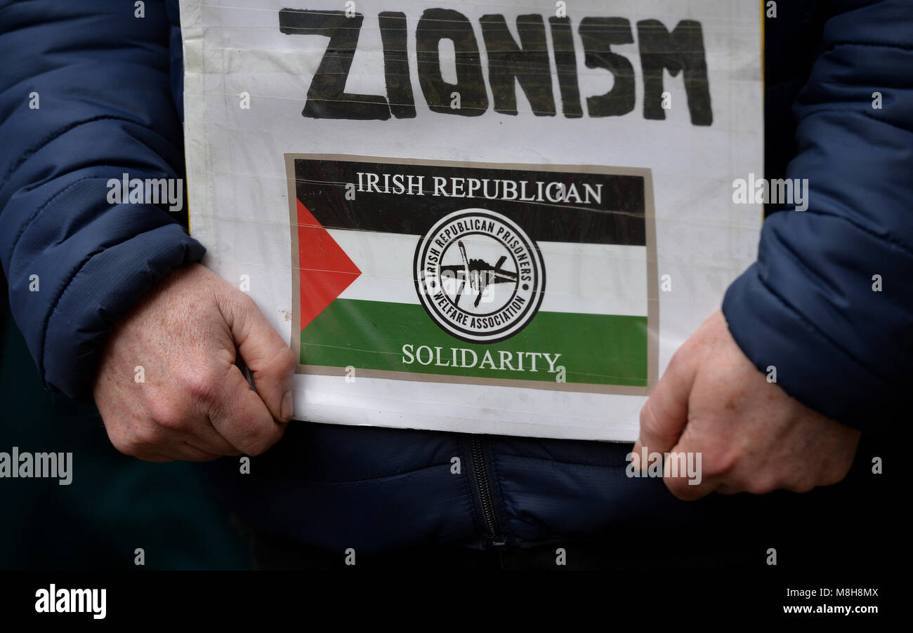 A demonstrator holds a placard declaring solidarity between Irish Republicans and Palestinians during an anti-racism rally in Glasgow organised by Stand up to Racism Scotland. Stock Photo