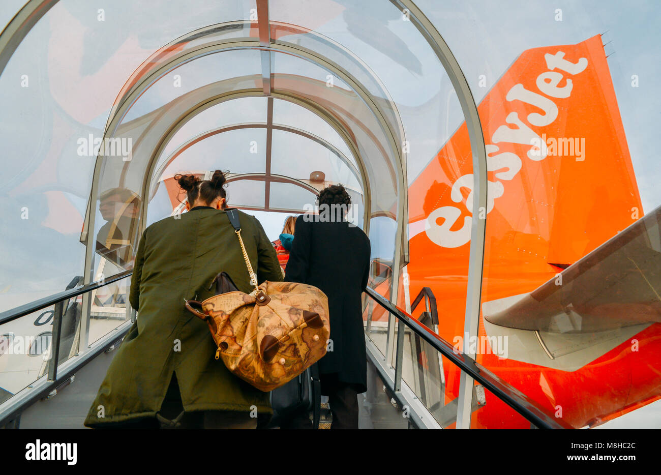 Passengers boarding an Airbus A320 easyJet airplane at London Gatwick's North Terminal Stock Photo