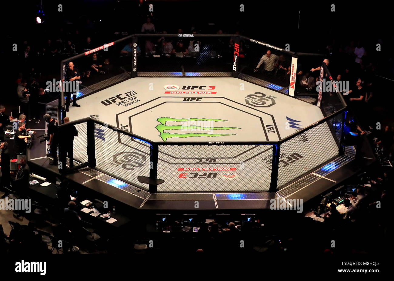 Ufc london octagon hires stock photography and images Alamy
