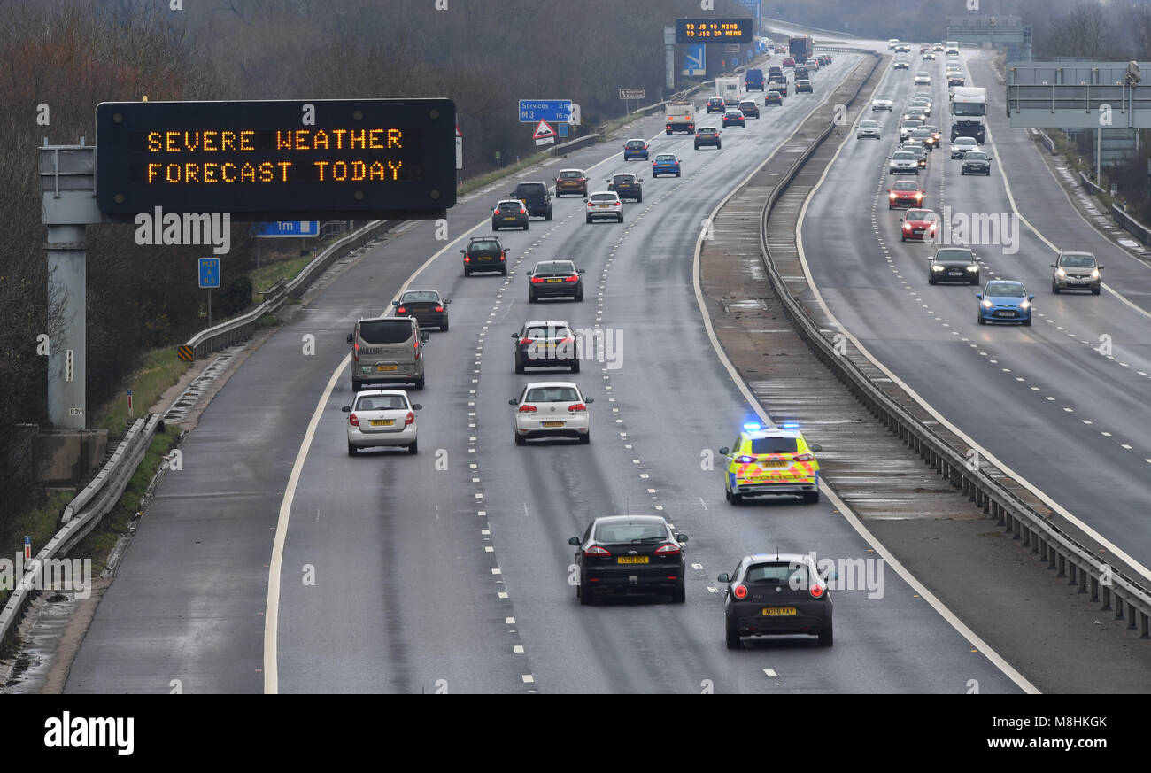 17th March 2018 Southampton UK weather. Severe weather warnings being shown on the  M27 motorway in Southampton, Hampshire, England as the country prepares for the visit of more severe weather named the mini beast from the east in the form of ice and snow. Credit: PBWPIX/Alamy Live News Stock Photo