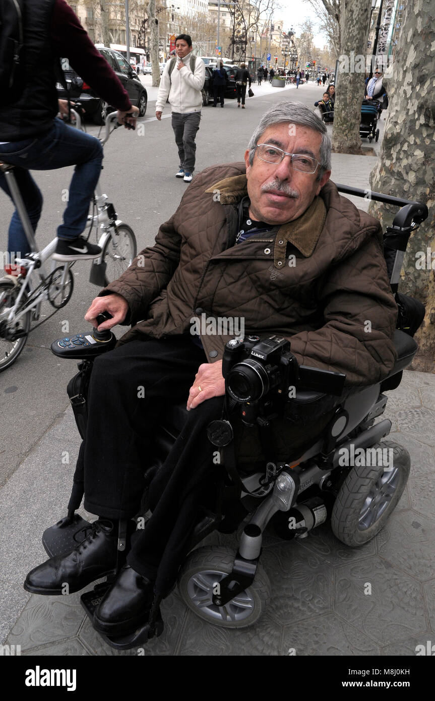 Barcelona, Spain. 17th Mar, 2018. Hundreds of people with different disabilities, blindness, phisical disability, handicapped protest in the paseo de gracia of Barcelona to claim better accessibility in the city of Barcelona, public transport, streets, shopping centers, etc.March 17, 2018 in Barcelona, Spain. foto: Rosmi Duaso/Alamy live news Stock Photo
