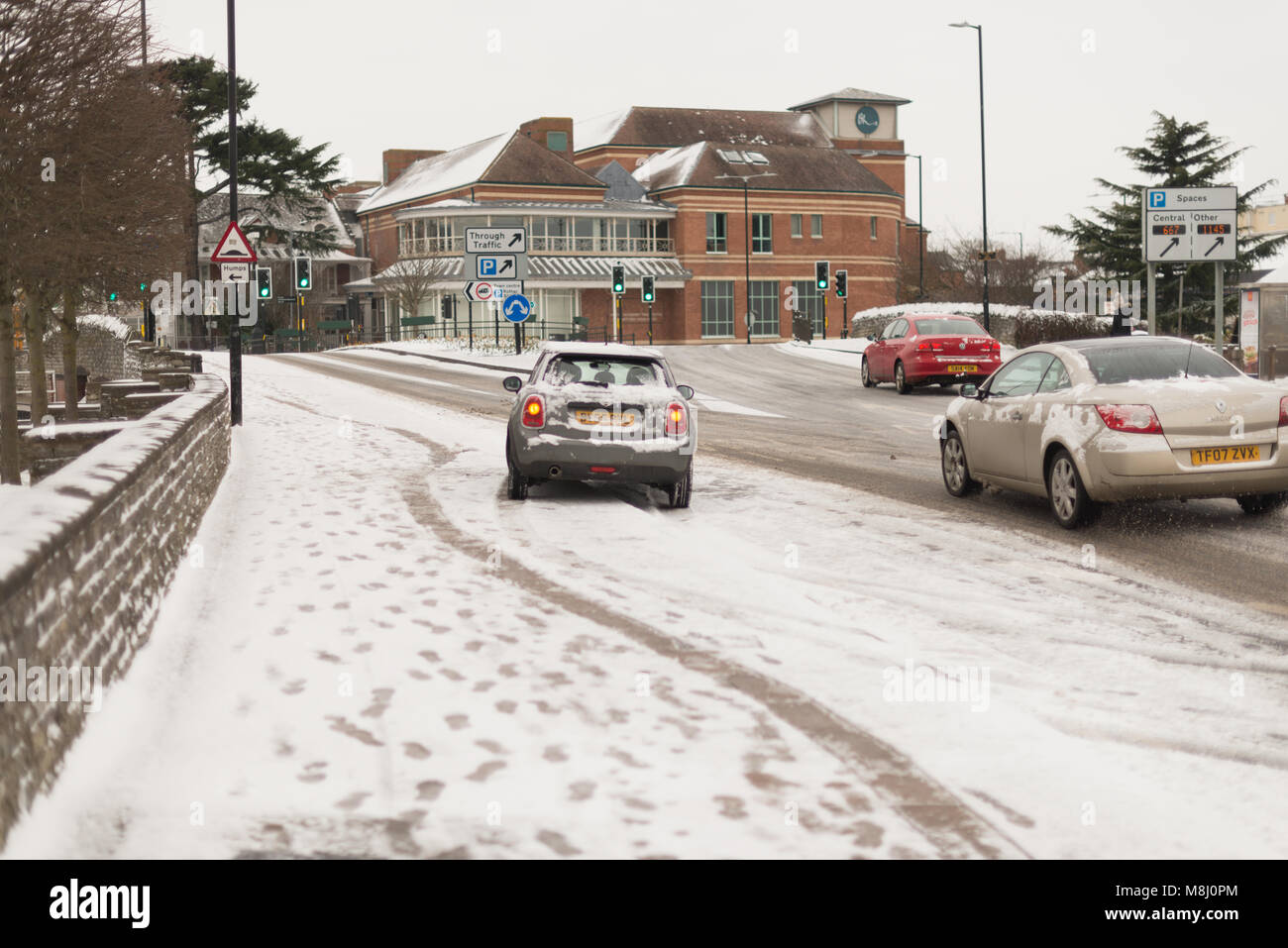 Stratford upon Avon England March 18th 2018 travel chaos with cars skidding  on icy road s after Beast from The East blizzard conditions Credit: paul  rushton/Alamy Live News Stock Photo - Alamy