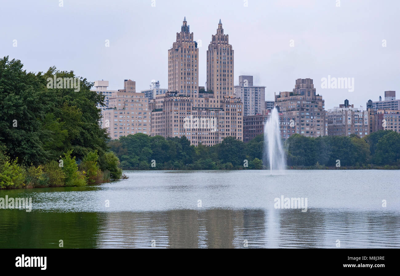 lake and fountain in Central Park in New York City Stock Photo Alamy