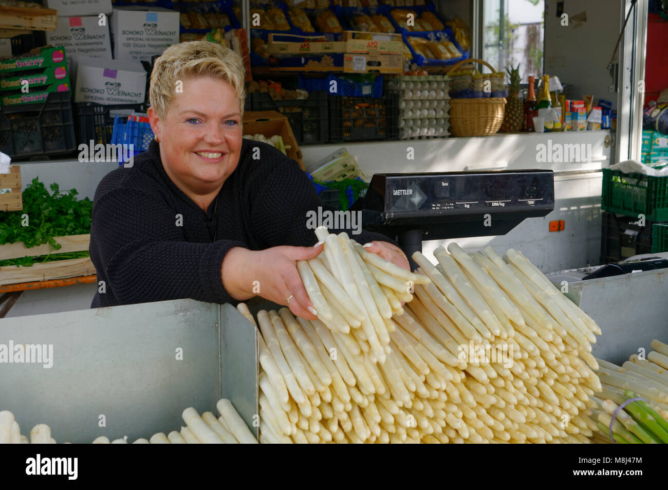 Castle square in Schwetzingen: Saleswoman in a stall for Baden-asparagus, Rhein-Neckar District, Baden-Württemberg, Germany Stock Photo