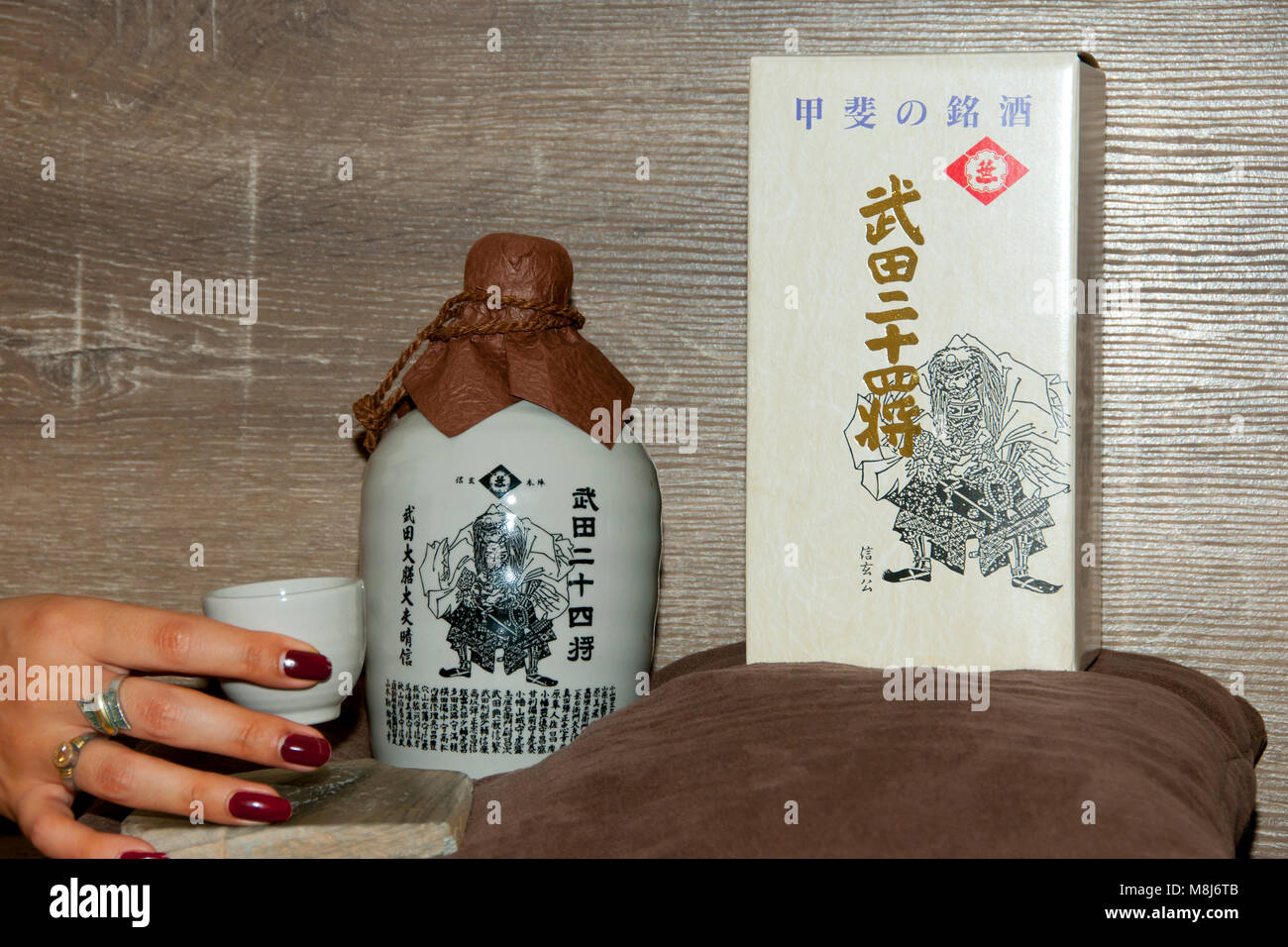 Japanese pottery jar hires stock photography and images Alamy