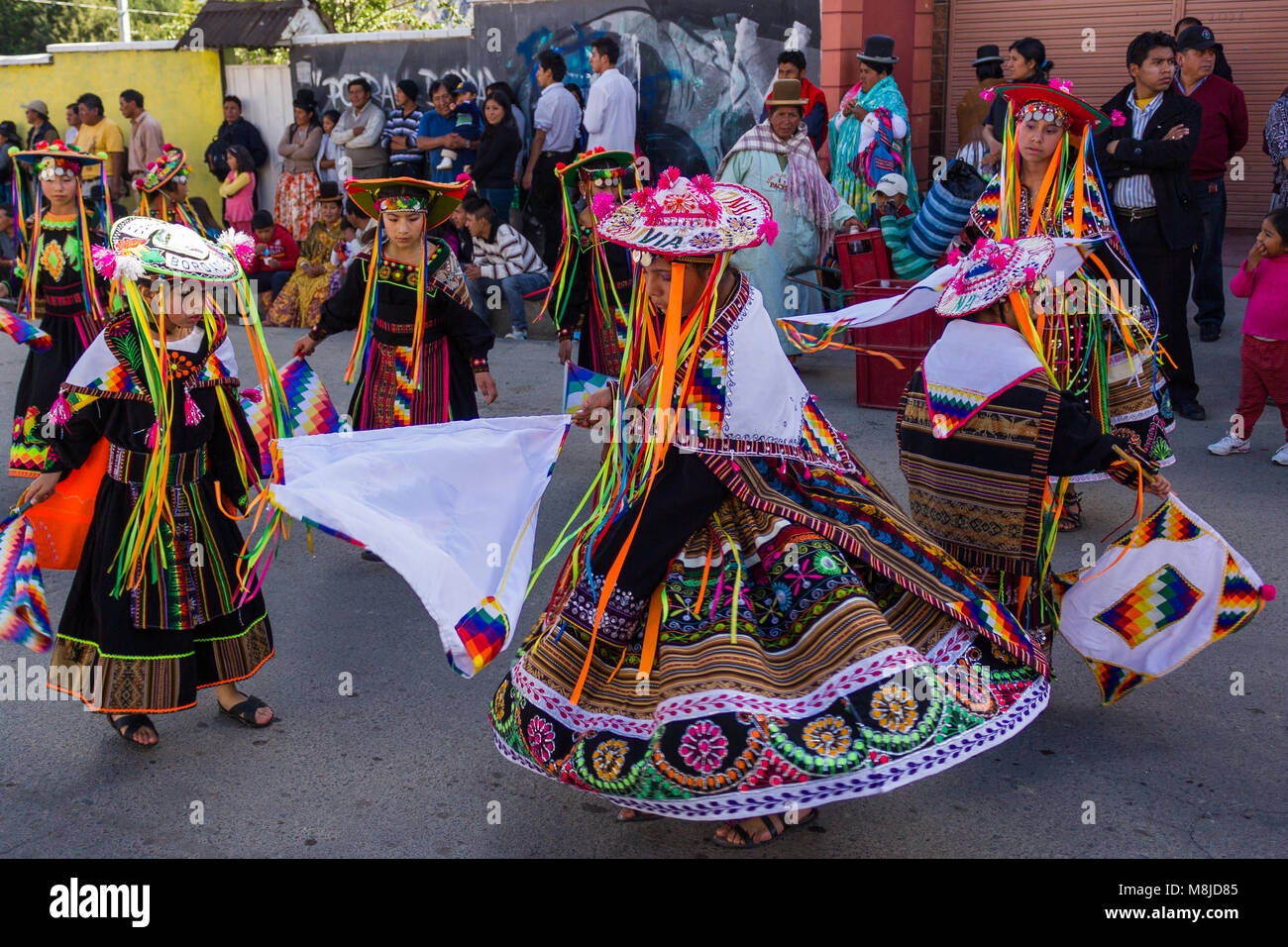 Traditionally Traditionally dressed women dancing folk hi-res stock photography and ...
