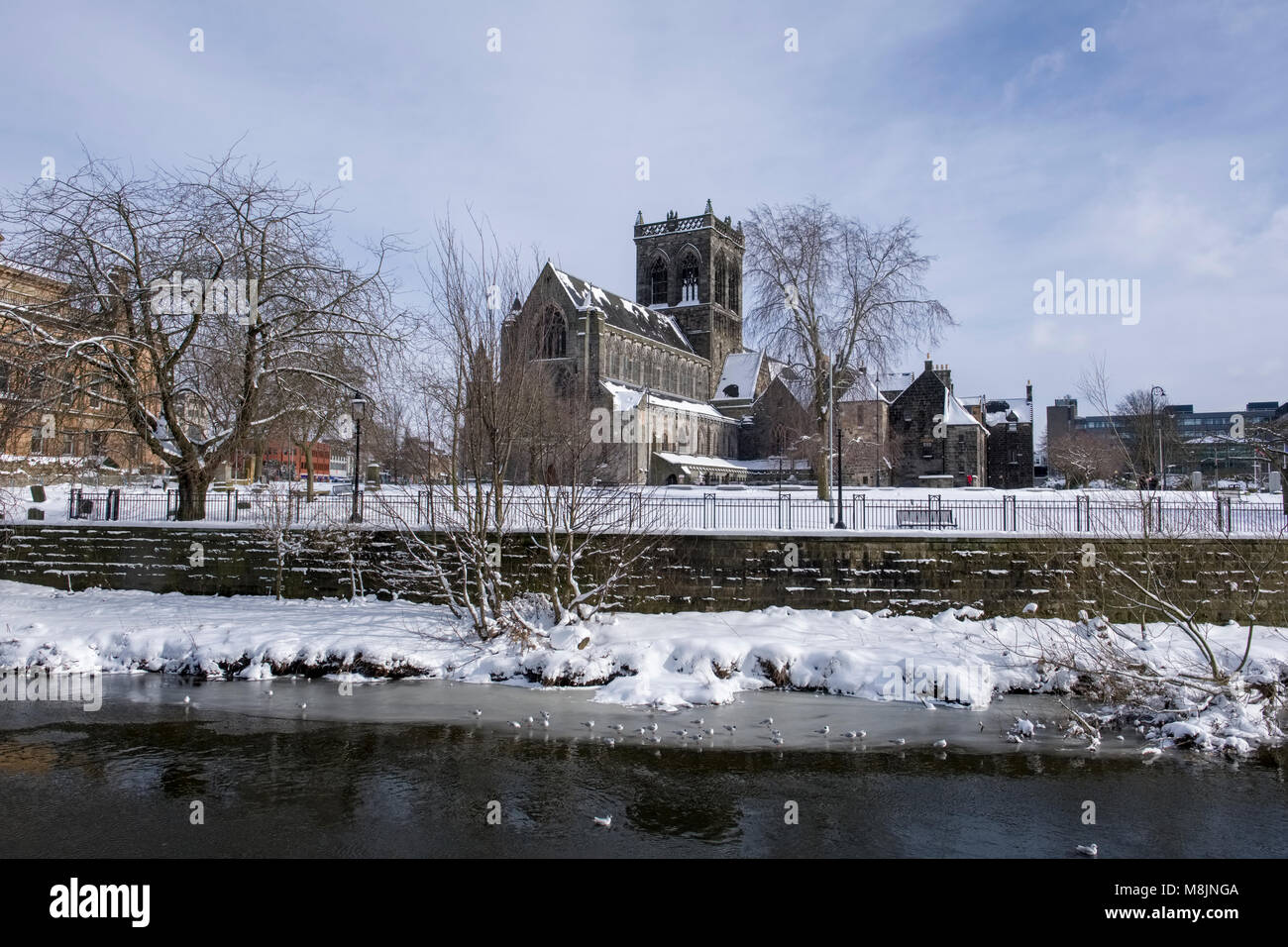Paisley Abbey in the snow Stock Photo Alamy