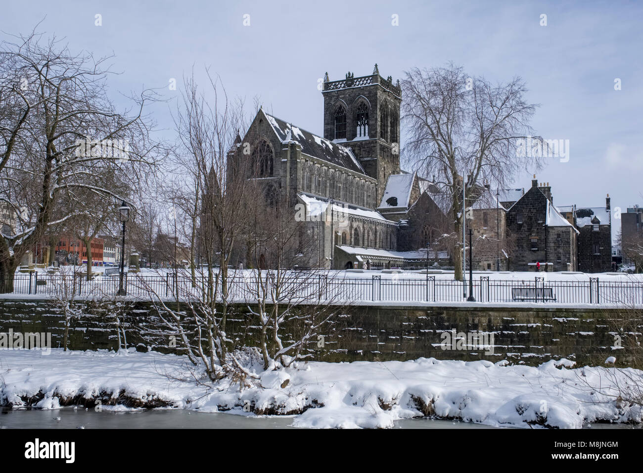 Paisley Abbey in the snow Stock Photo Alamy