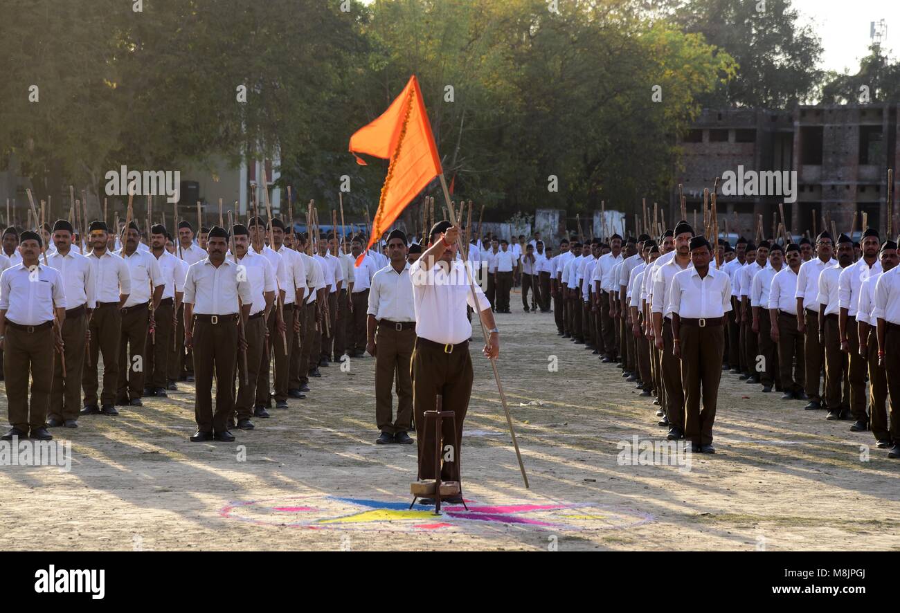 Allahabad, India. 18th Mar, 2018. Allahabad: A Rastriya Swayam Sewak Sangh( RSS) worker installing RSS flag before take part in a march called path  sanchalan to mark Hindu's New Year in Allahabad on