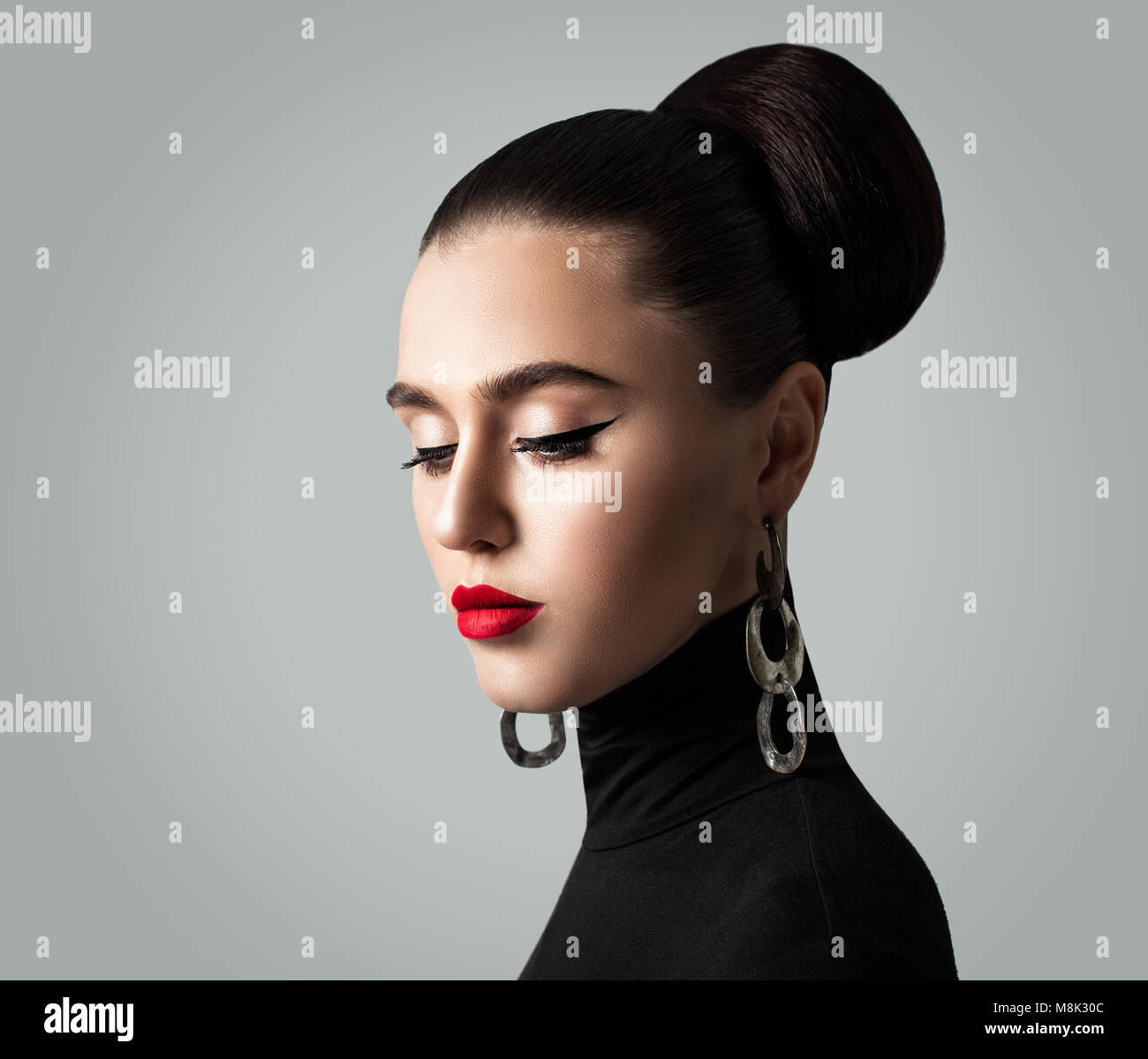 Closed eye eyeliner hires stock photography and images Alamy