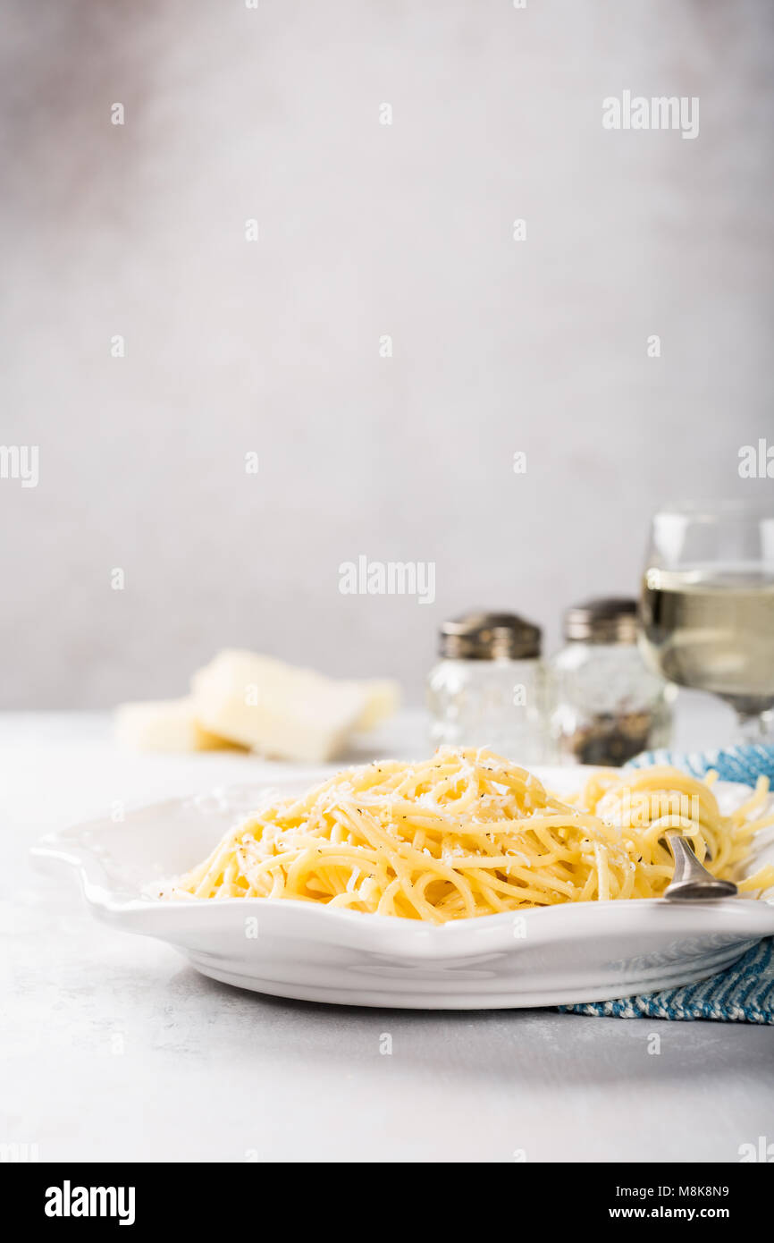 Spaghetti with pecorino cheese and pepper Stock Photo Alamy