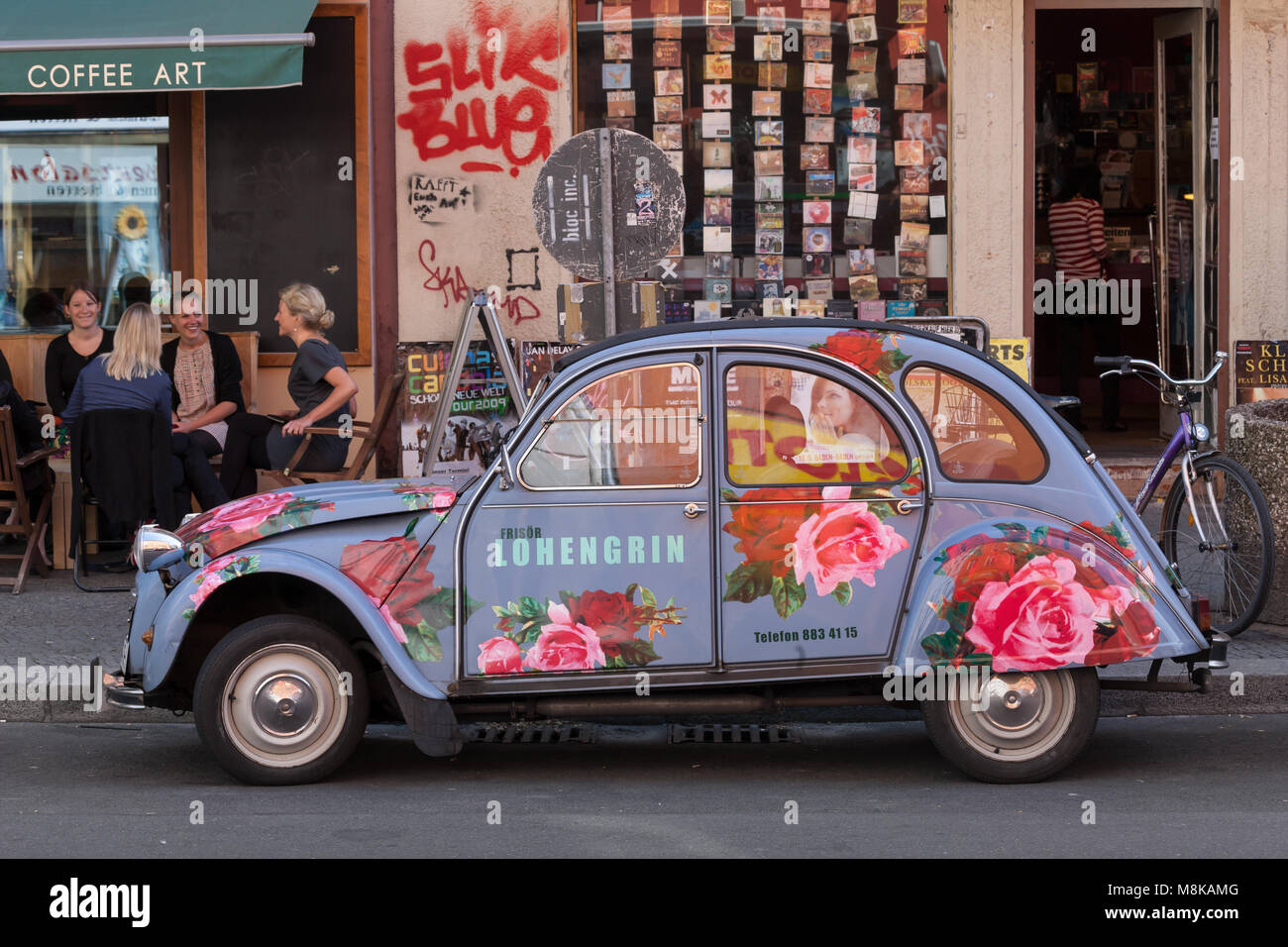 Citroën 2CV painted with flowers in Berlin Stock Photo