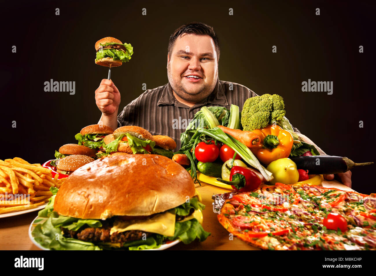 Слабость после жирной пищи. Сытный человек. Толстый человек с гамбургером. Человек с ожирением есть сасласт.