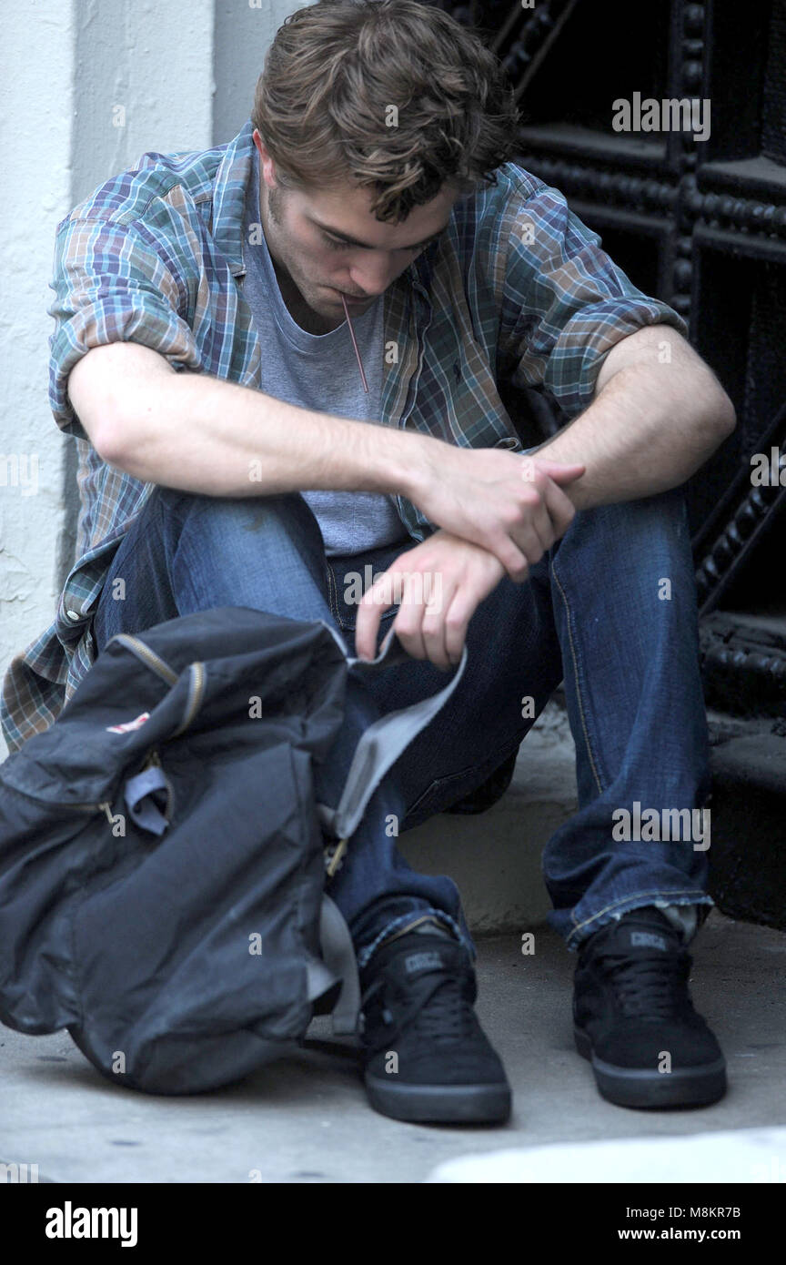 Robert Pattinson on the set of his latest movie 'Remember Me' in New York  City. June 15, 2009. Credit: Dennis Van Tine/MediaPunch Stock Photo - Alamy