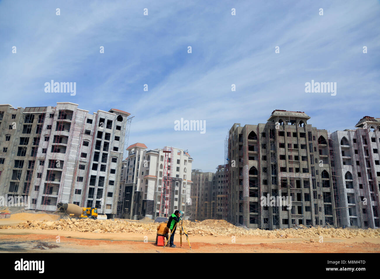 Cairo, Egypt. 18th Mar, 2018. Egyptian builders work at the
