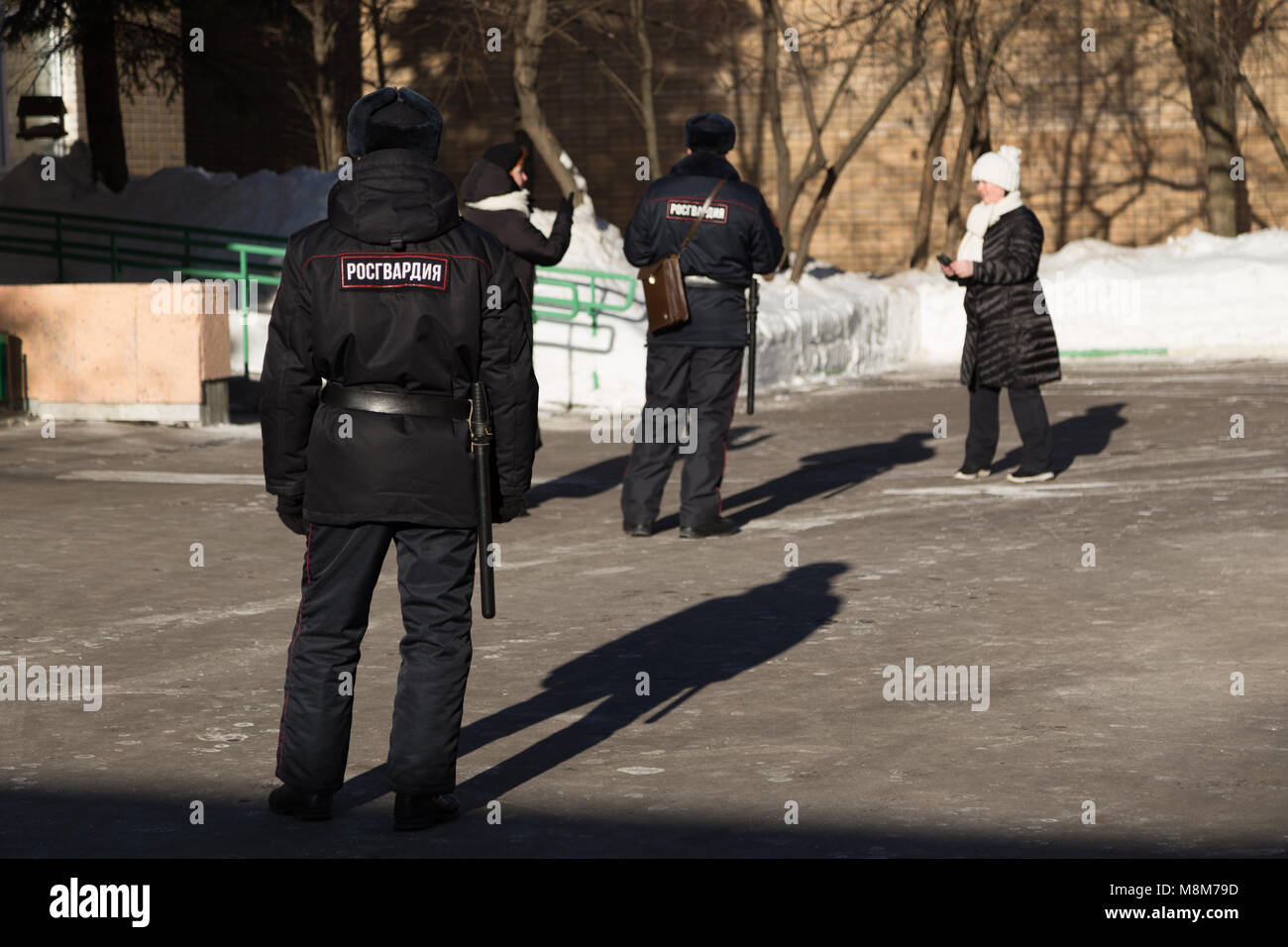 MOSCOW RUSSIA MARCH 18 2018 Rosgvardia Soldiers At The Entrance To 