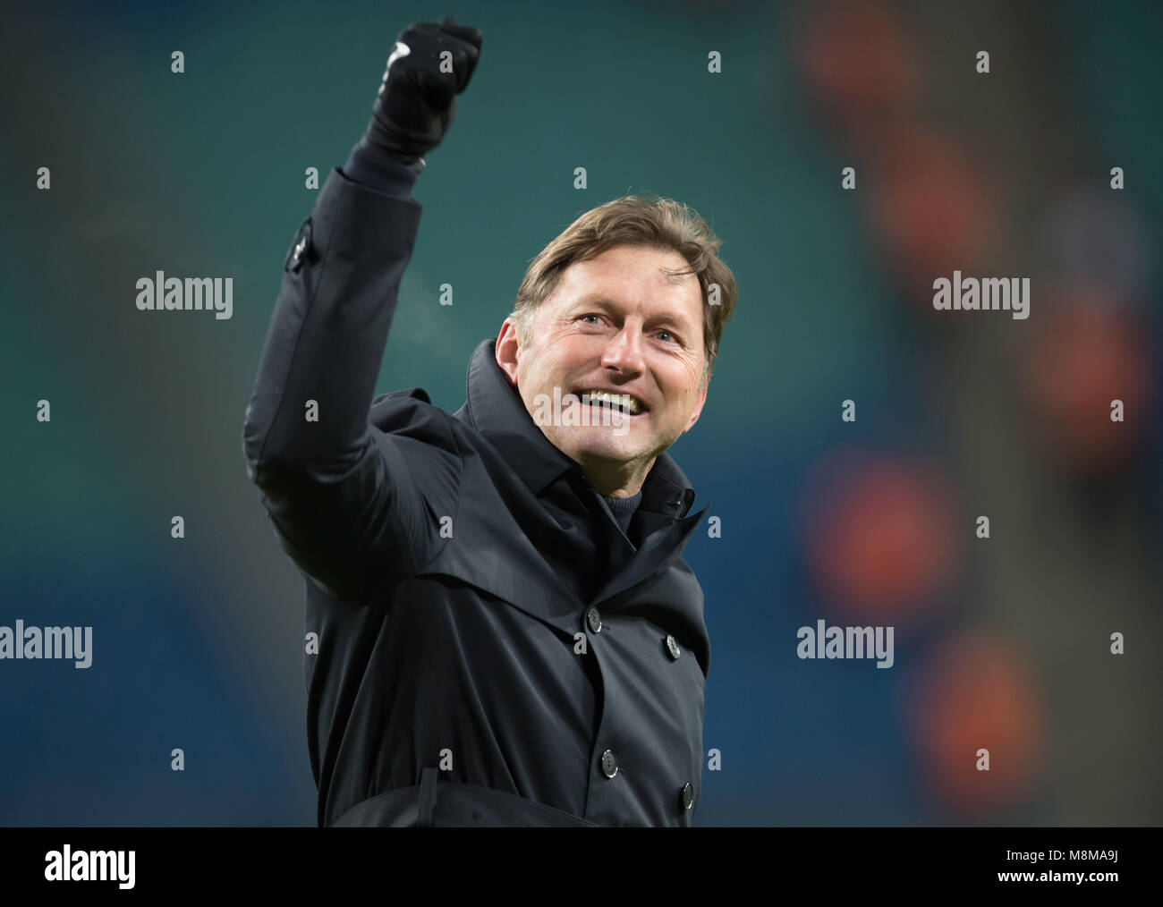 18 March 2018, Germany, Leipzig: Soccer, 1. Bundesliga, RB Leipzig vs Bayern Munich at the Red Bull Arena. Leipzig's coach Ralph Hasenhuettl waves to the fans after the final whistle. Photo: Soeren Stache/dpa - Nutzung nur nach vertraglicher Vereinbarung Stock Photo