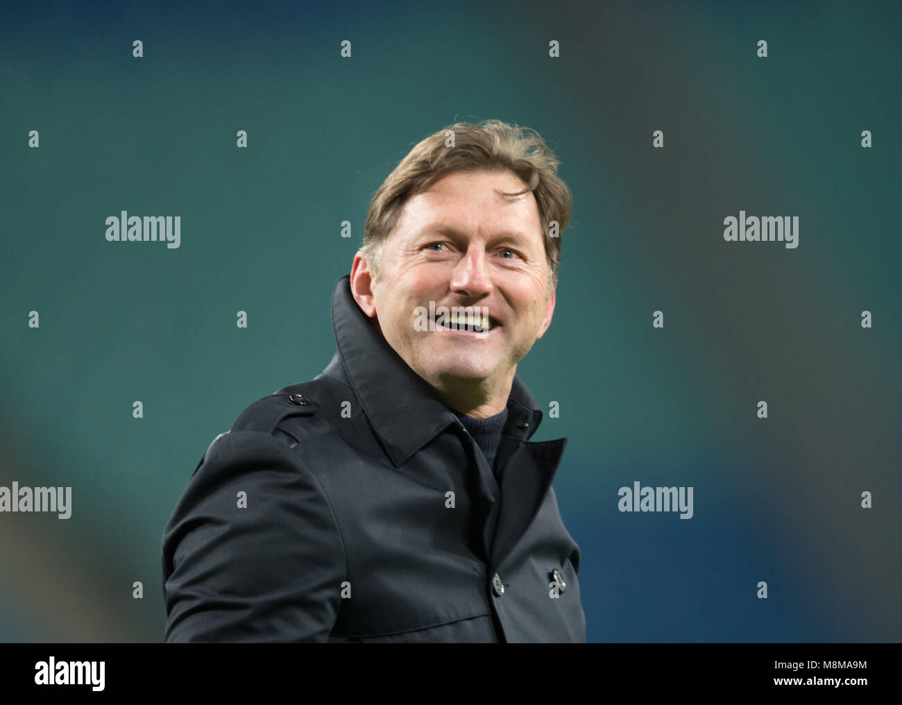18 March 2018, Germany, Leipzig: Soccer, 1. Bundesliga, RB Leipzig vs Bayern Munich at the Red Bull Arena. Leipzig's coach Ralph Hasenhuettl waves to the fans after the final whistle. Photo: Soeren Stache/dpa - Nutzung nur nach vertraglicher Vereinbarung Stock Photo