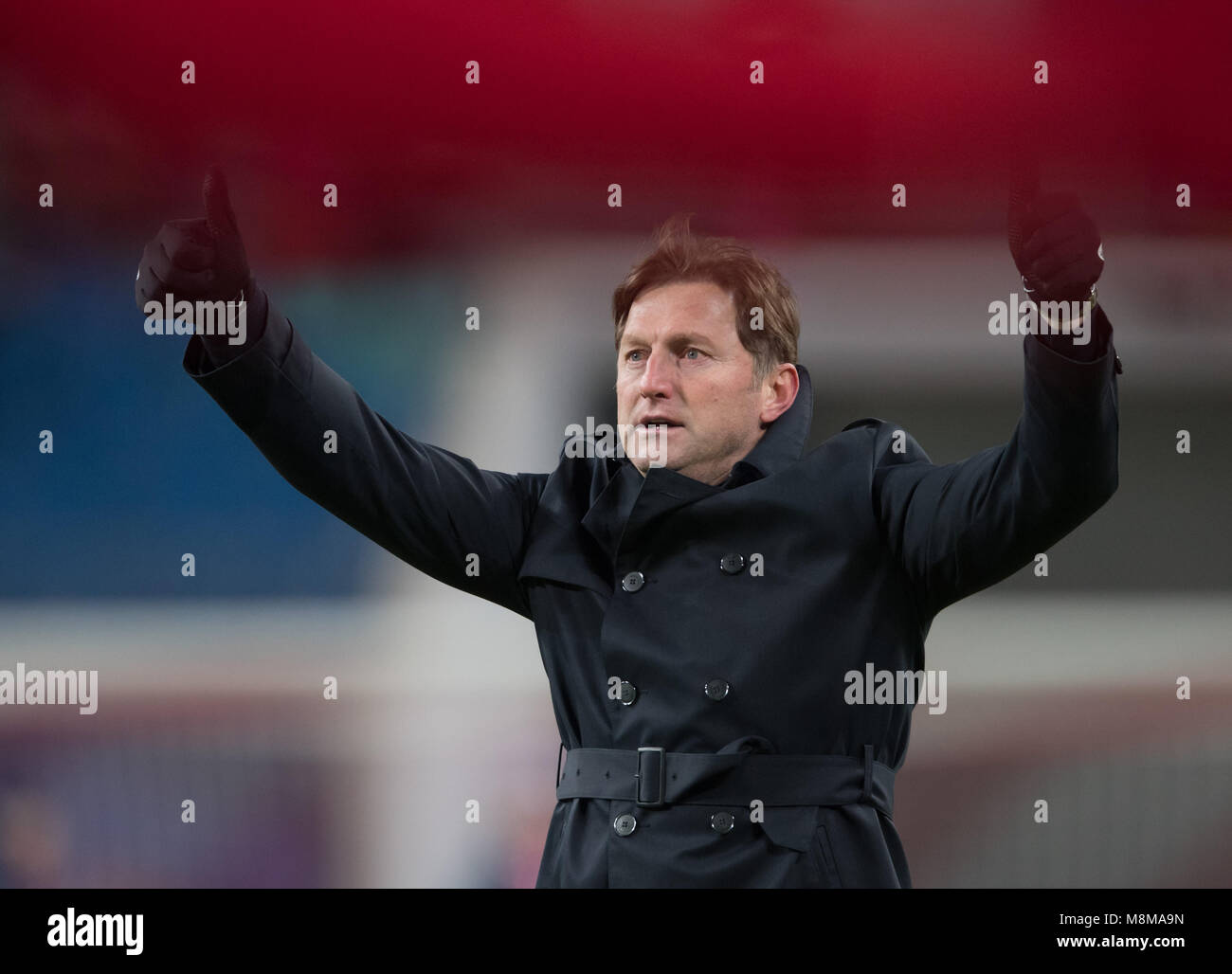 18 March 2018, Germany, Leipzig: Soccer, Bundesliga, 1. RB Leipzig vs Bayern Munich at the Red Bull Arena. Leipzig's coach Ralph Hasenhuettl waves to the fans after the final whistle. Photo: Soeren Stache/dpa - Nutzung nur nach vertraglicher Vereinbarung Stock Photo