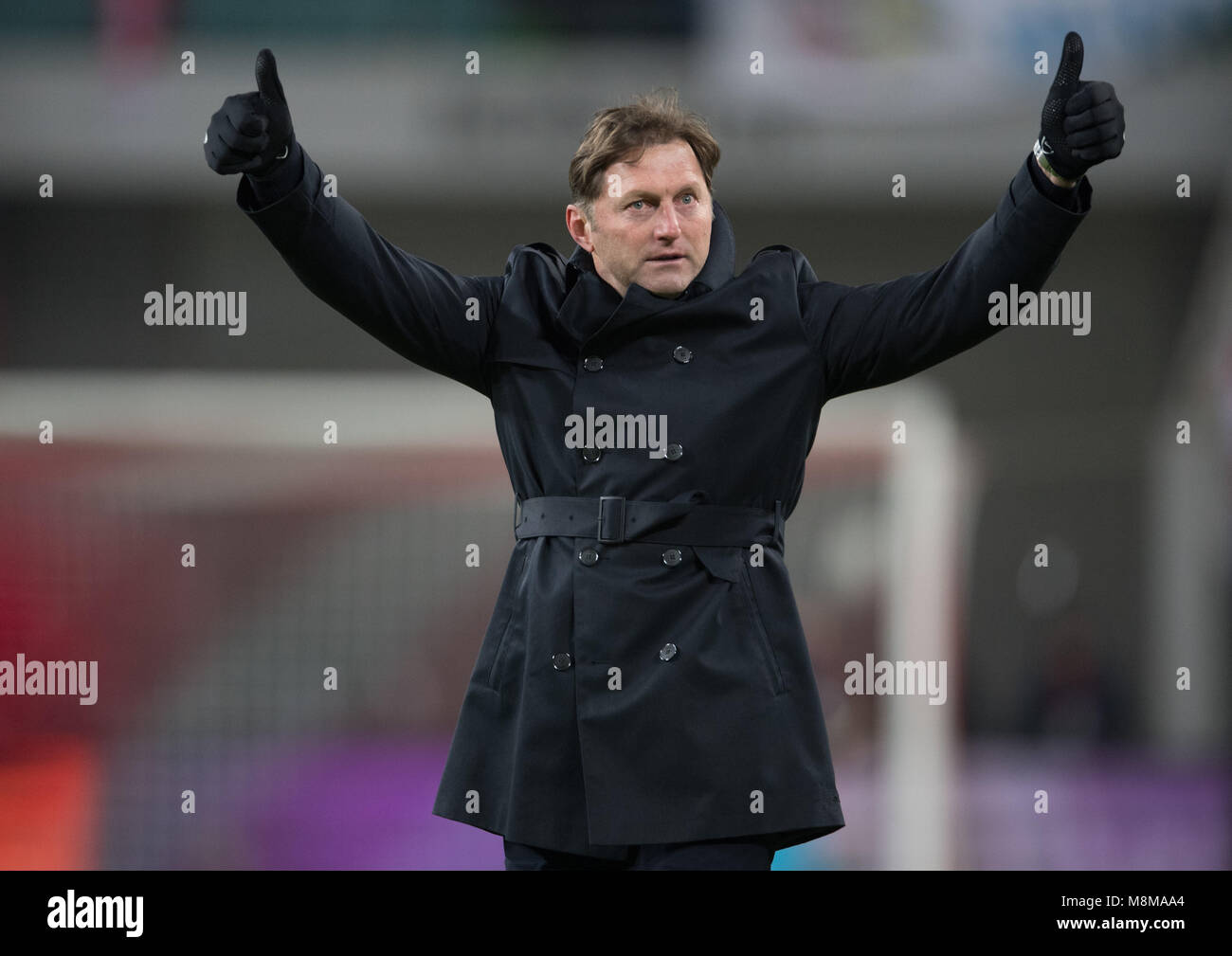 18 March 2018, Germany, Leipzig: Soccer, Bundesliga, 1. RB Leipzig vs Bayern Munich at the Red Bull Arena. Leipzig's coach Ralph Hasenhuettl waves to the fans after the final whistle. Photo: Soeren Stache/dpa - Nutzung nur nach vertraglicher Vereinbarung Stock Photo
