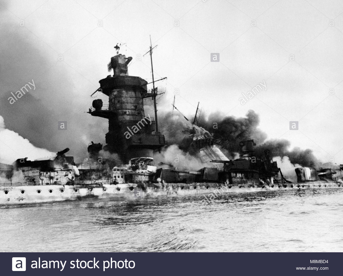 the-german-pocket-battleship-admiral-graf-spee-in-flames-after-being-M8MBD4.jpg