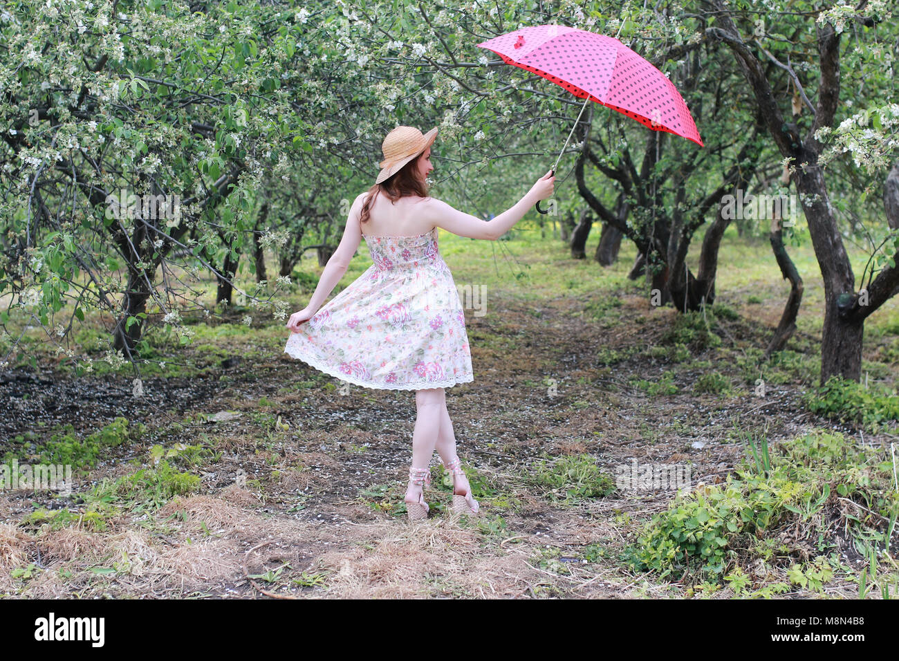 Girl in dress and straw hat in the park Stock Photo - Alamy