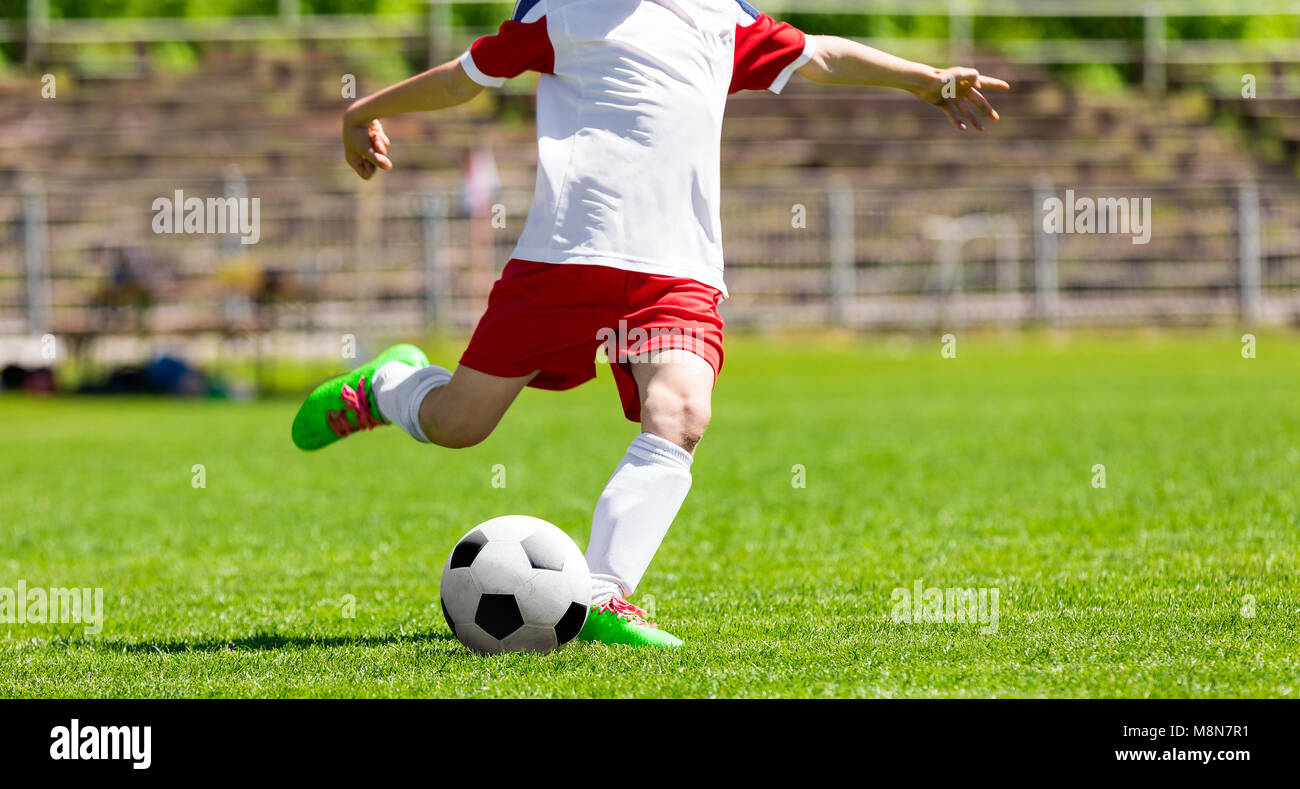 Footballer kicking ball hires stock photography and images Alamy