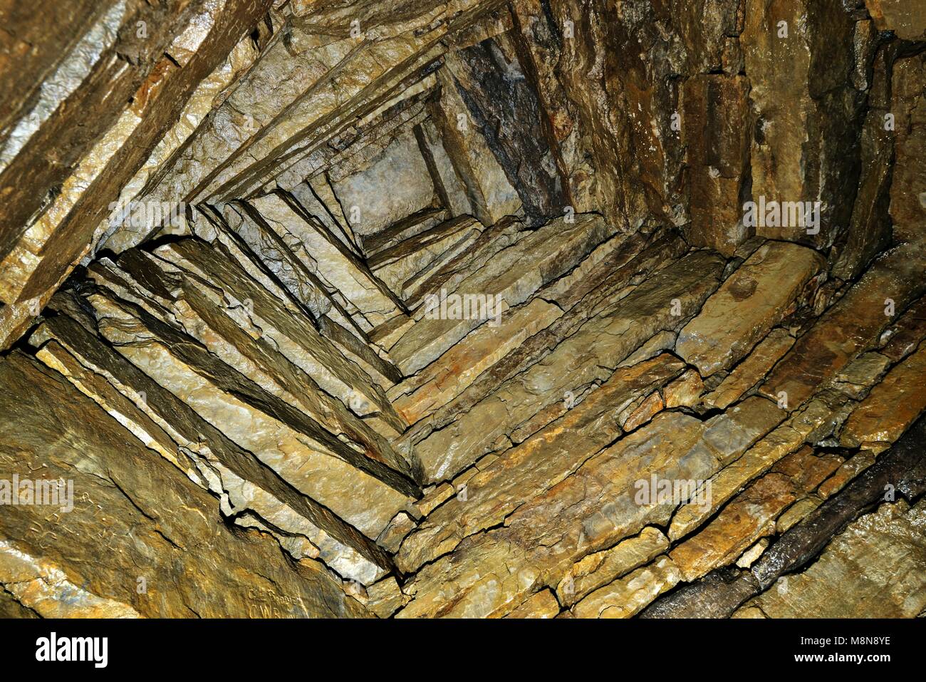 Wideford Hill prehistoric chambered cairn Neolithic tomb. Orkney, Scotland. Looking up into the corbelled stone roof of the northern side-chamber Stock Photo