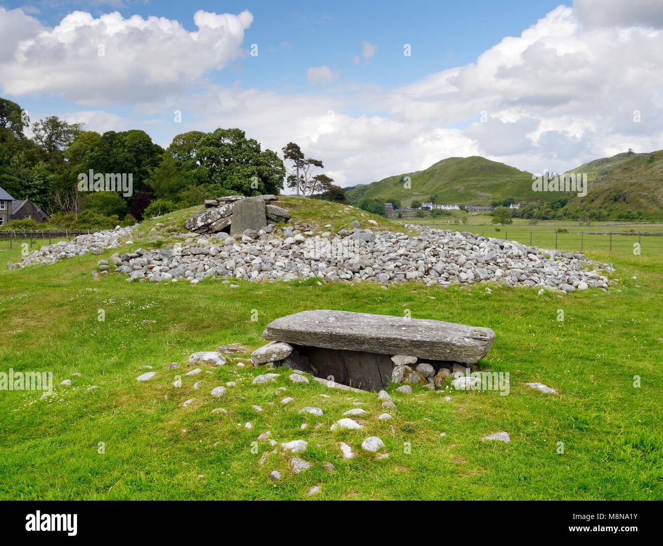 Nether Largie South. Looking north over side cist to Clyde type Neolithic chambered cairn. Oldest monument of the Kilmartin valley linear cemetery Stock Photo