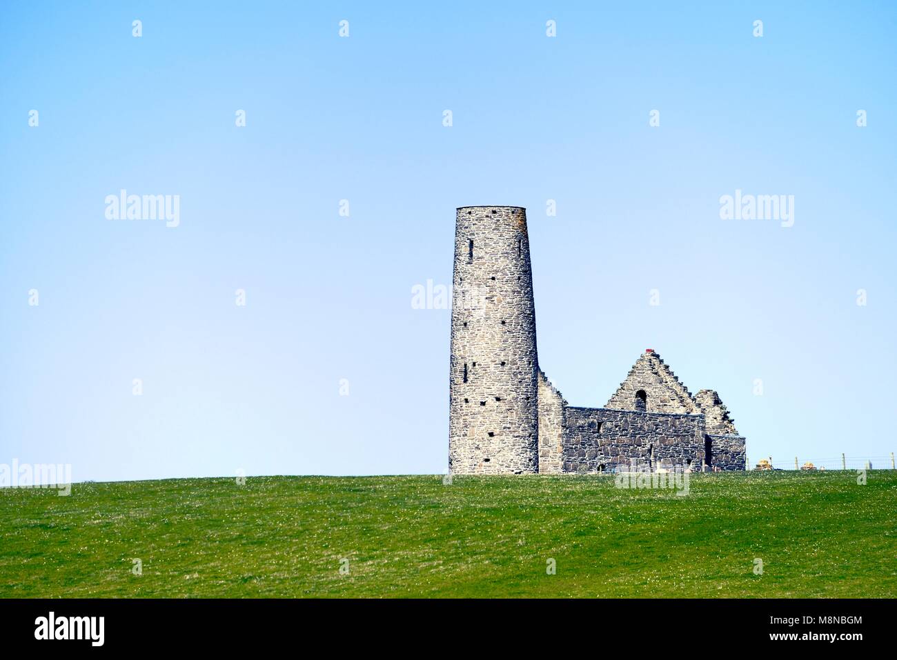 Saint St. Magnus Church, Egilsay, Orkney Islands, Scotland. 12th C Viking Norse round bell-tower tower Christian Saint Magnus’s chapel Stock Photo