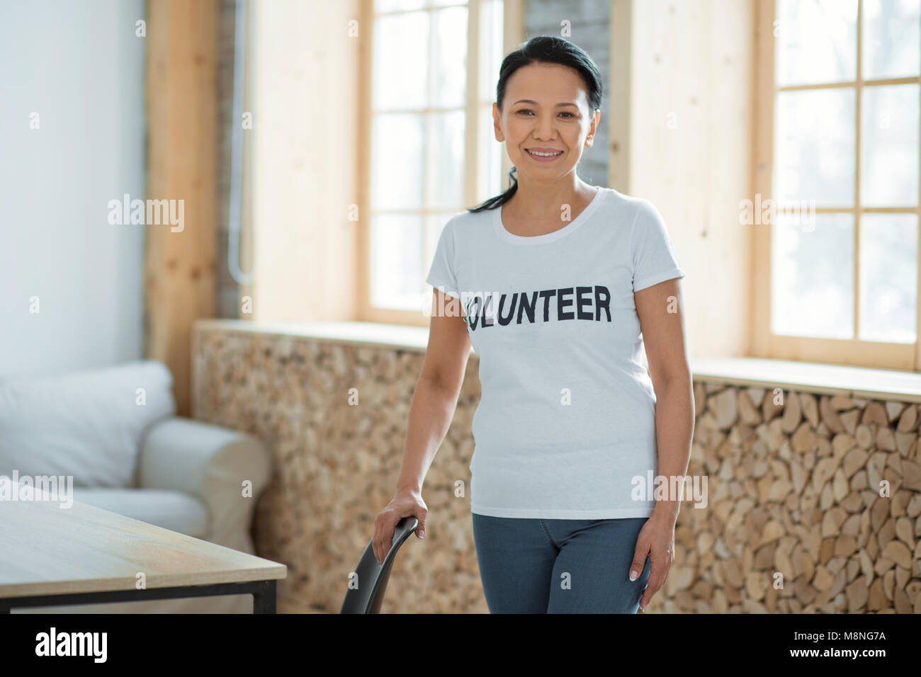 Volunteering serving hi-res stock photography and images - Alamy
