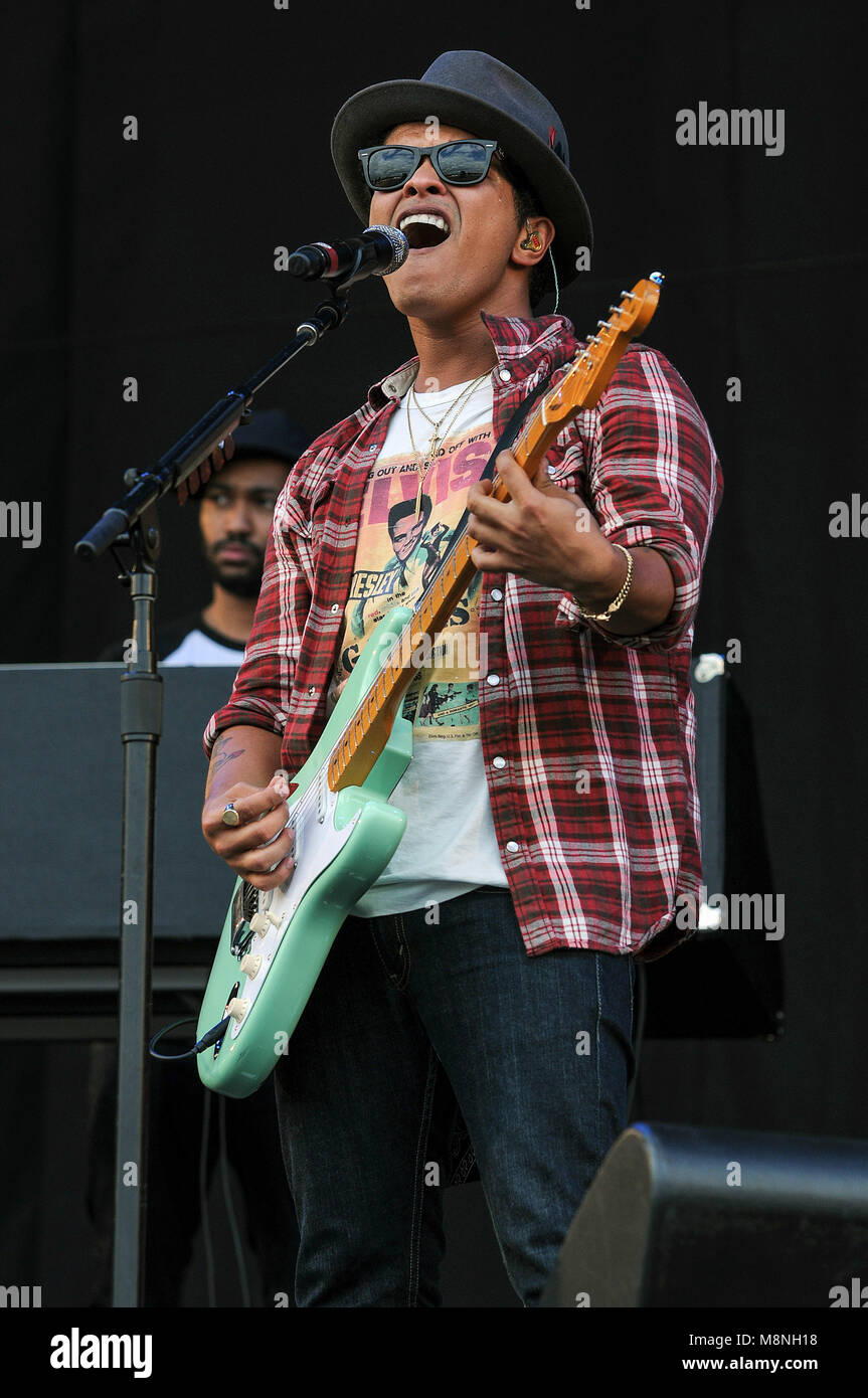 Guitar player with black shirt and hat hi-res stock photography and images  - Alamy